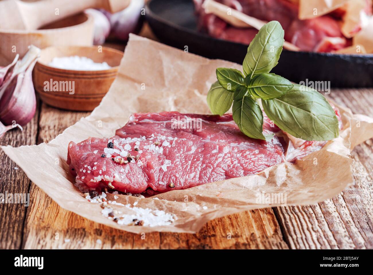 Rohes Bio-Rindfleisch Steak mit Kräutern und Gewürzen bereit zum Kochen Stockfoto
