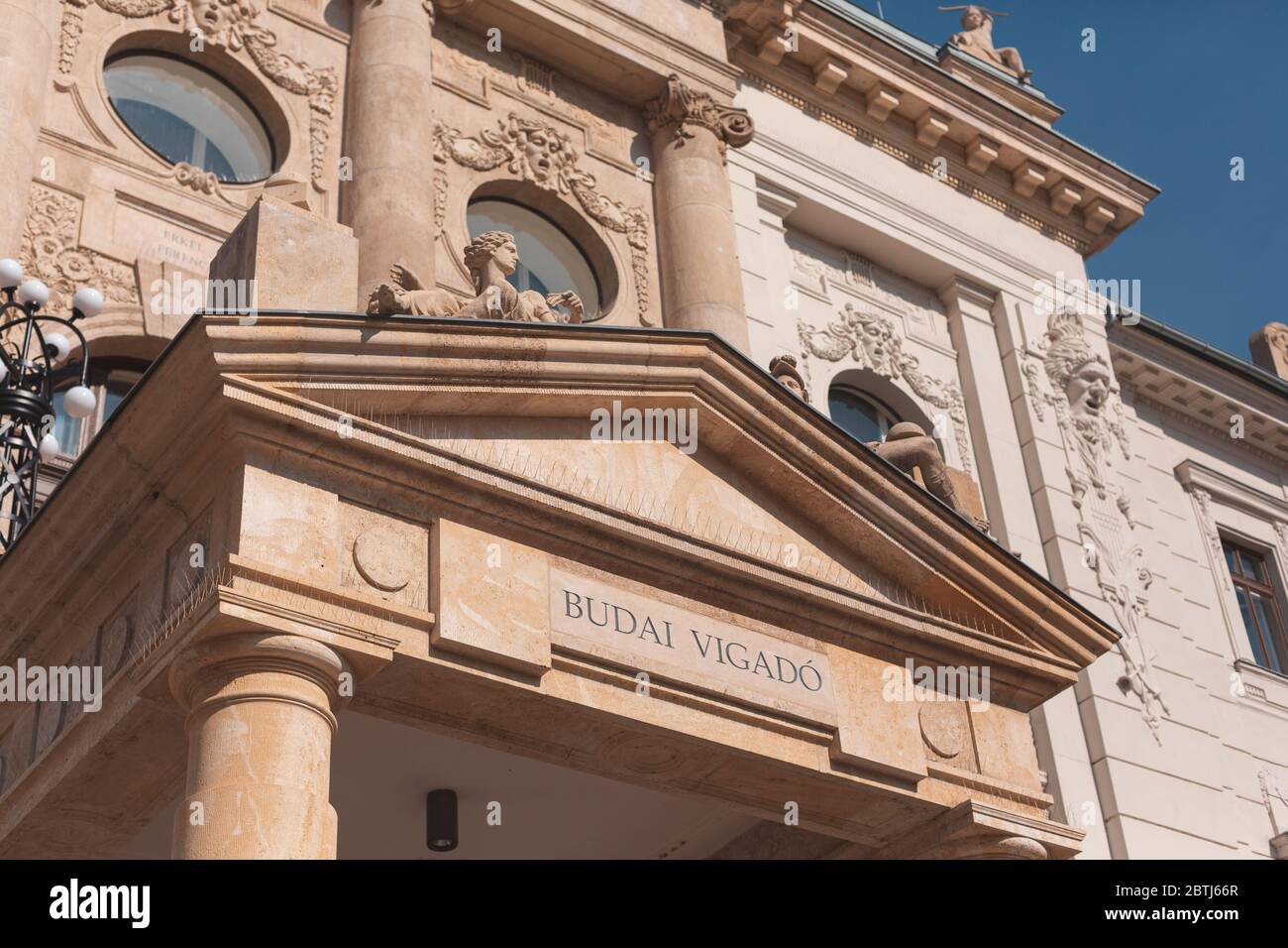 Ungarische Erbe Haus, Budai Vigado. Detail der Hauptfassade. Stockfoto