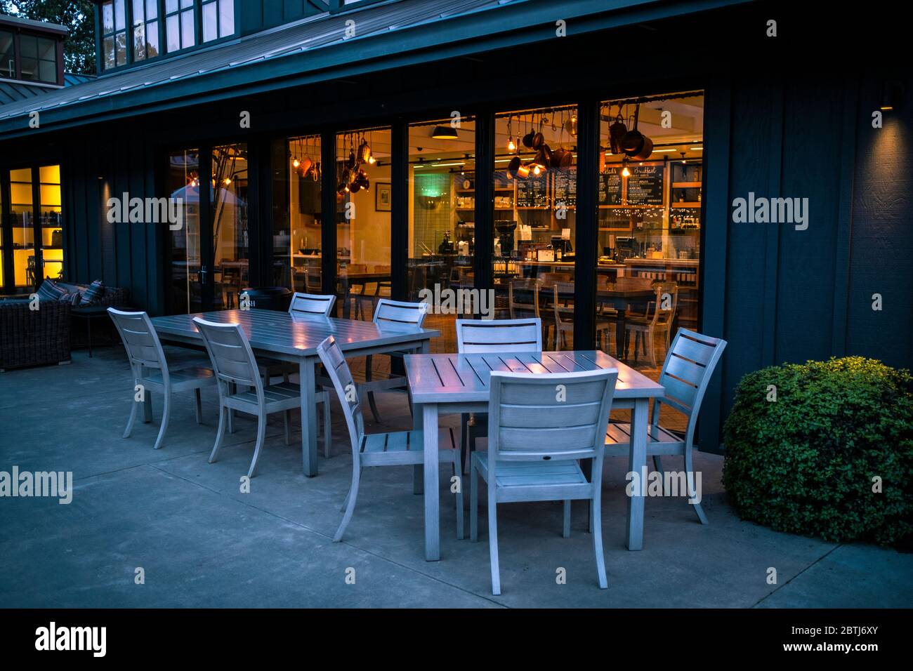 Brasswood Bar + Kitchen, Austern, Pasta & anspruchsvolle kalifornische Gerichte zum Abendessen in einem gemütlichen, eleganten Raum in einem Weingut. Napa Valley Stockfoto