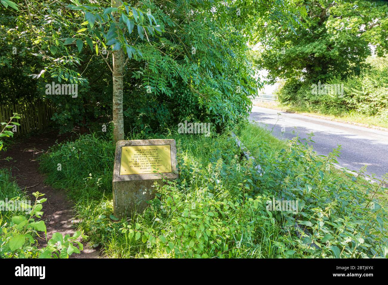 Schild zum Gedenken an die Katastrophe der Hartlake-Brücke von 1853. 30 Hopfenpicker starben in der Nähe von Hadlow und Tonbridge am Fluss Medway, Kent, Großbritannien Stockfoto