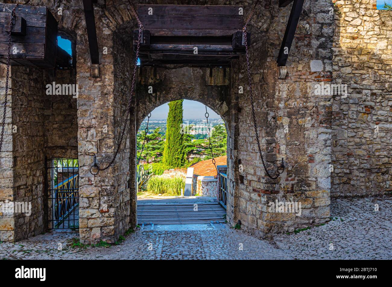 Brescia, Italien, 11. September 2019: Steinmauer mit Meerlonen und Zugbrücke Tor der mittelalterlichen Burg von Brescia oder Castello di Brescia oder Falcon von Italien, historische Innenstadt, Lombardei Stockfoto