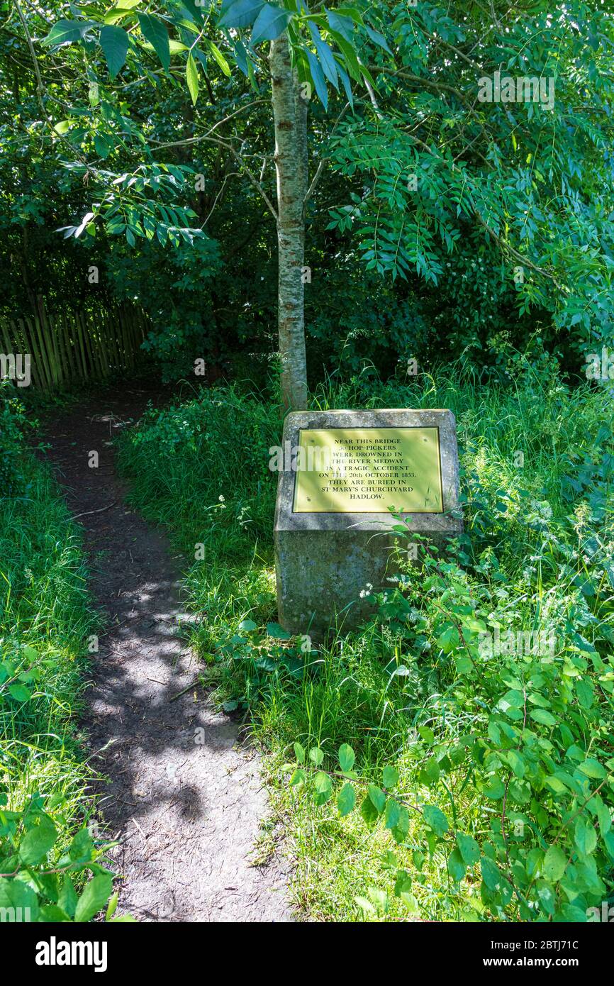 Schild zum Gedenken an die Katastrophe der Hartlake-Brücke von 1853. 30 Hopfenpicker starben in der Nähe von Hadlow und Tonbridge am Fluss Medway, Kent, Großbritannien Stockfoto