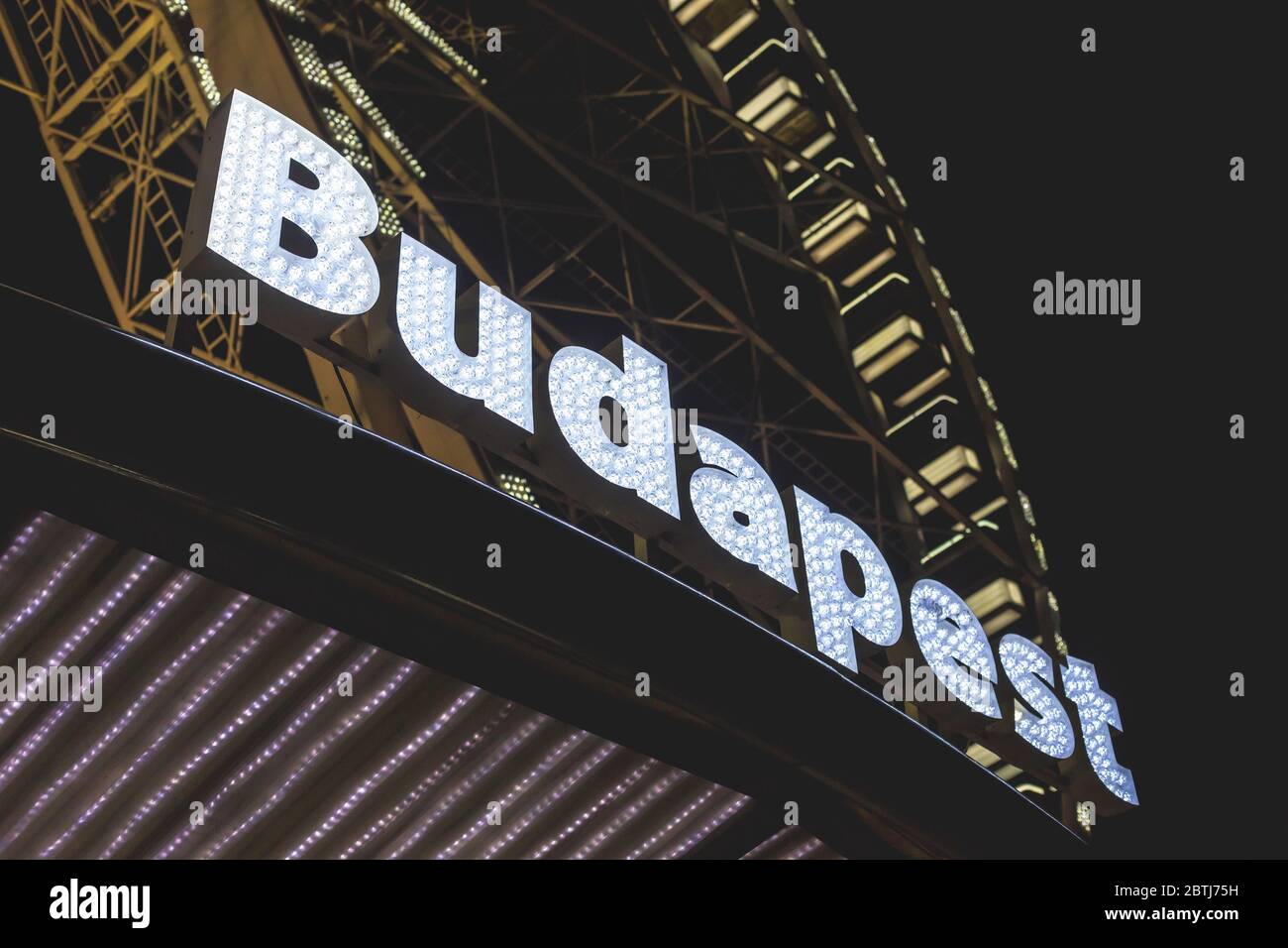 Detail des Budapest Ferris Rad Schriftzug Poster in der Nacht Stockfoto