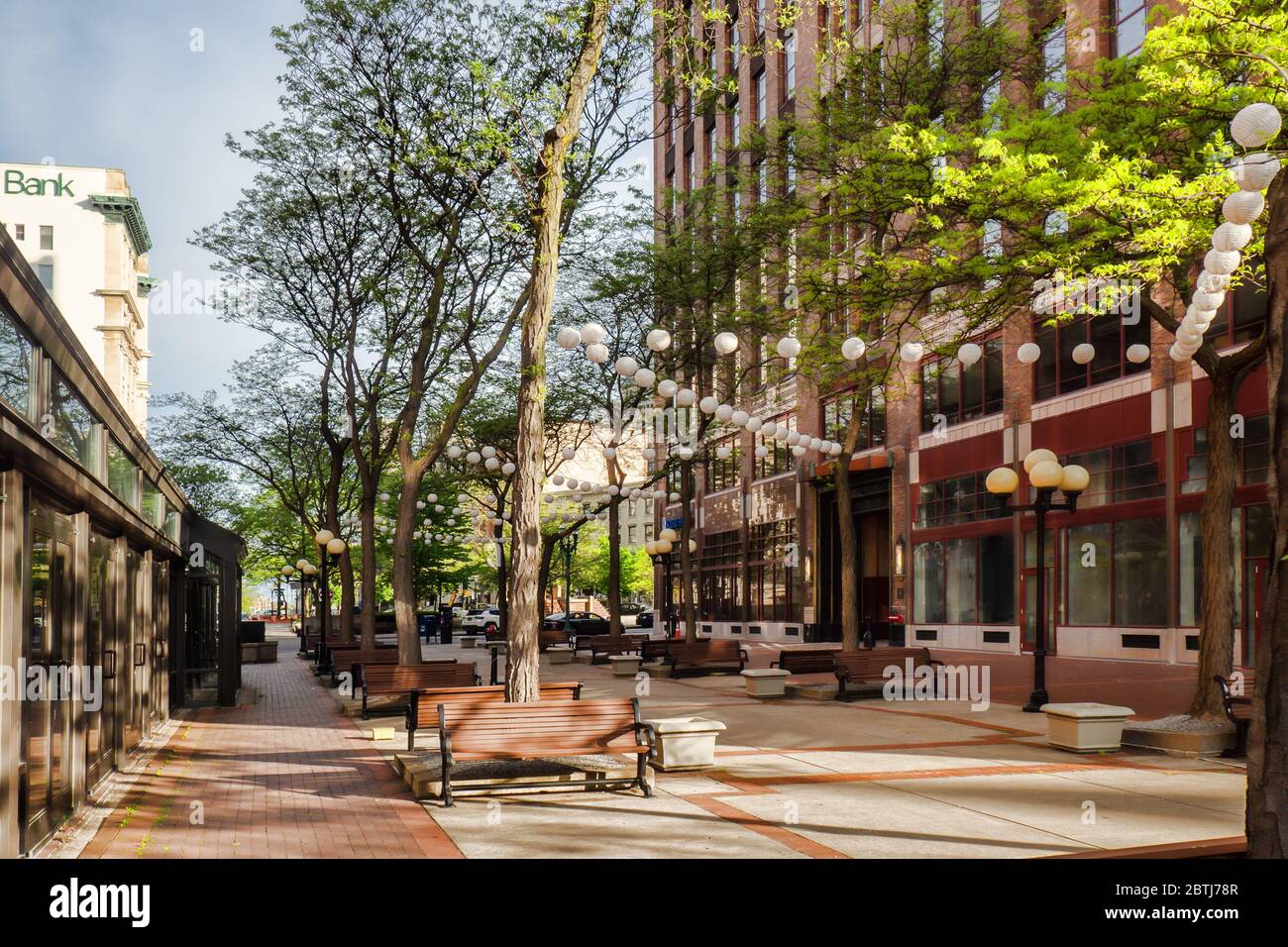 Blick auf die Innenstadt von Syracuse, New York an einem sonnigen Wochenende Morgen auf dem Hanover Square Stockfoto
