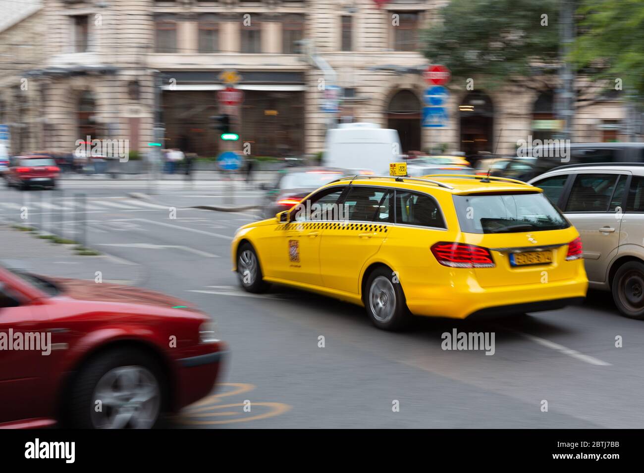 Budapest, Ungarn-10. Oktober 2019: Offizieller Taxi-Service der Stadt Budapest, gekennzeichnet durch seine gelbe Farbe und schwarz kariert Band Stockfoto