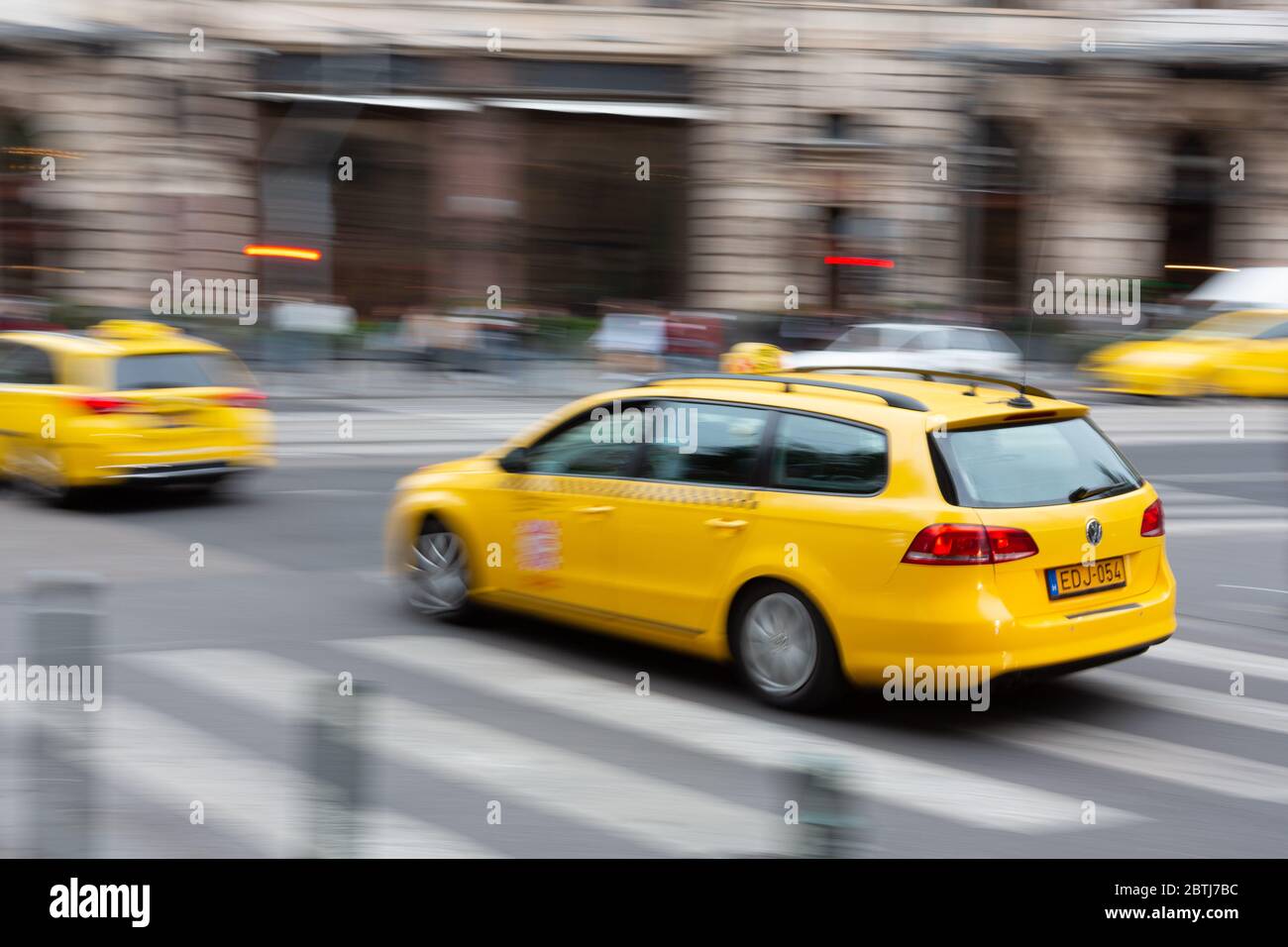 Budapest, Ungarn-10. Oktober 2019: Offizieller Taxi-Service der Stadt Budapest, gekennzeichnet durch seine gelbe Farbe und schwarz kariert Band Stockfoto