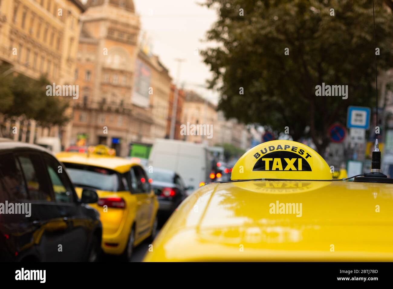 Offizieller Taxi-Service der Stadt Budapest, gekennzeichnet durch seine gelbe Farbe und schwarz kariert Band Stockfoto