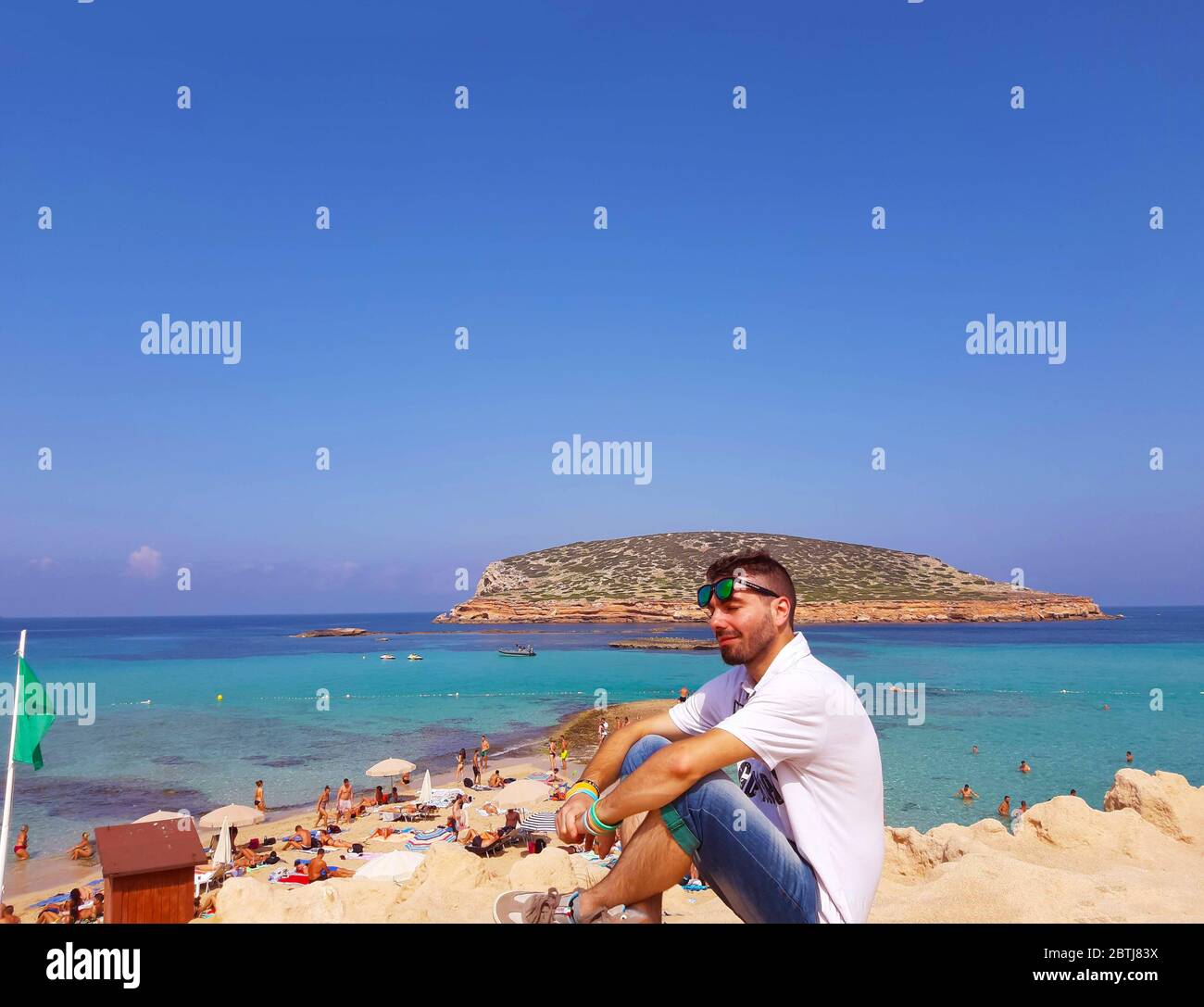 Junger kaukasischer Mann im Sommerurlaub in cala comte Strand auf ibiza Stockfoto