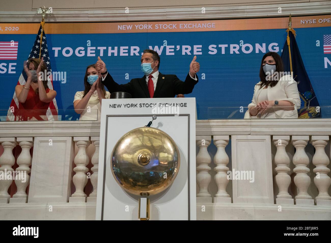 New York New York, USA. Mai 2020. Gouverneur Andrew M. Cuomo läutet die Eröffnungsglocke an der New Yorker Börse, mit Melissa DeRosa, Sekretärin des Gouverneurs, Tochter Michaela Kennedy-Cuomo und NYSE-Präsident Stacey Cunningham am 26. Mai 2020. Der Boden der NYSE war seit dem 23. März 2020 für Händler geschlossen. Heute wurde es wieder für bis zu 25 % Kapazität geöffnet. Quelle: SIPA USA/Alamy Live News Stockfoto