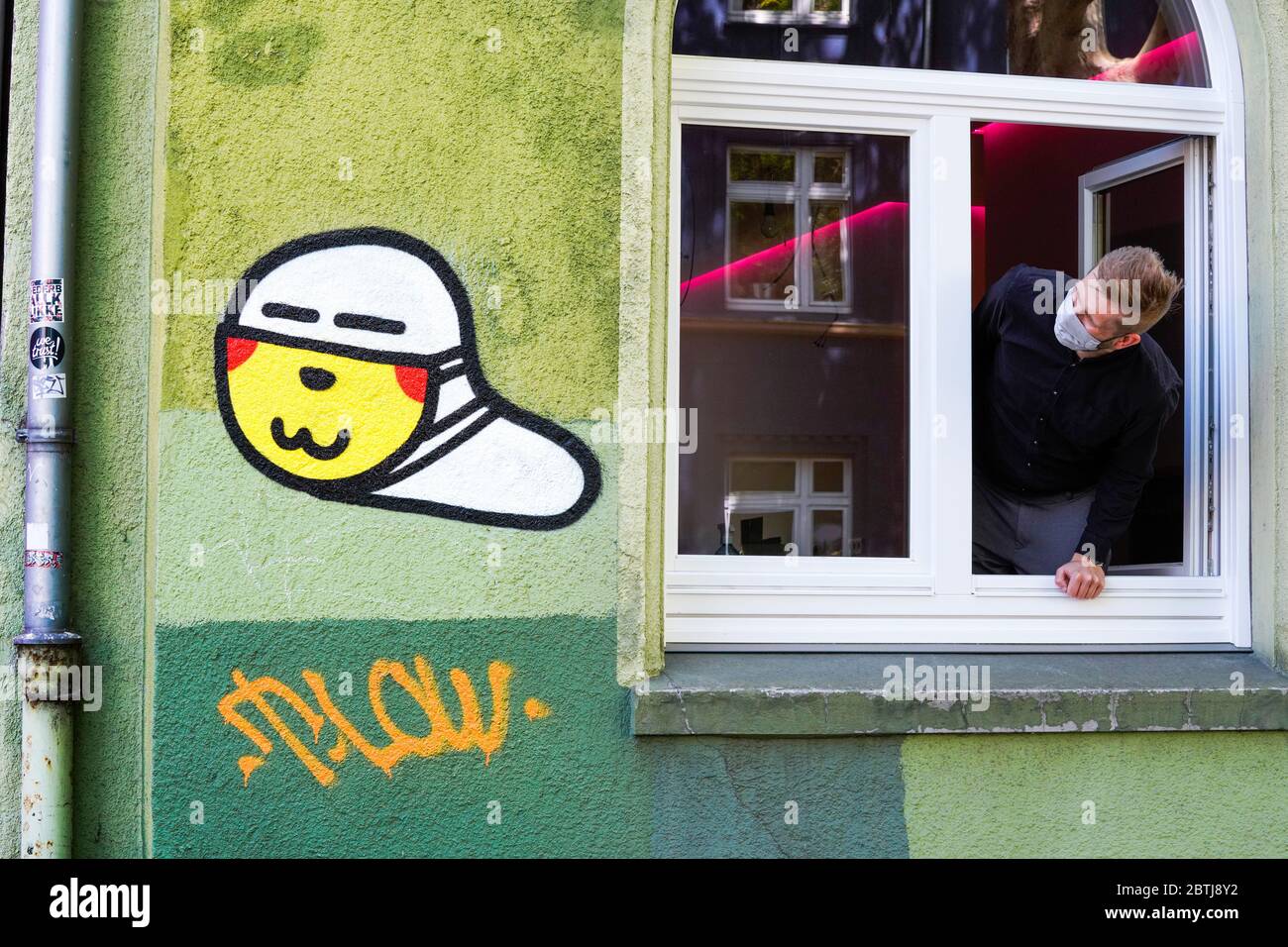 Dortmund, 26. Mai 2020: Maskenwürmer. Seit Ausbruch der Koronakrise im März 2020 sind kleine Corona-Virus-Graffiti mit Mundmaske eines unbekannten Sprayers an vielen Hauswänden in Dortmund zu sehen. --- Dortmund, 26.05.2020: Maskenwürmchen. Seit Ausbruch der Corona-Rise im März 2020 sind kleine Coronaviren-Graffitis mit Mundschutz eines unbekannten Sprayers an vielen Hauswänden in Dortmund zu sehen. Stockfoto