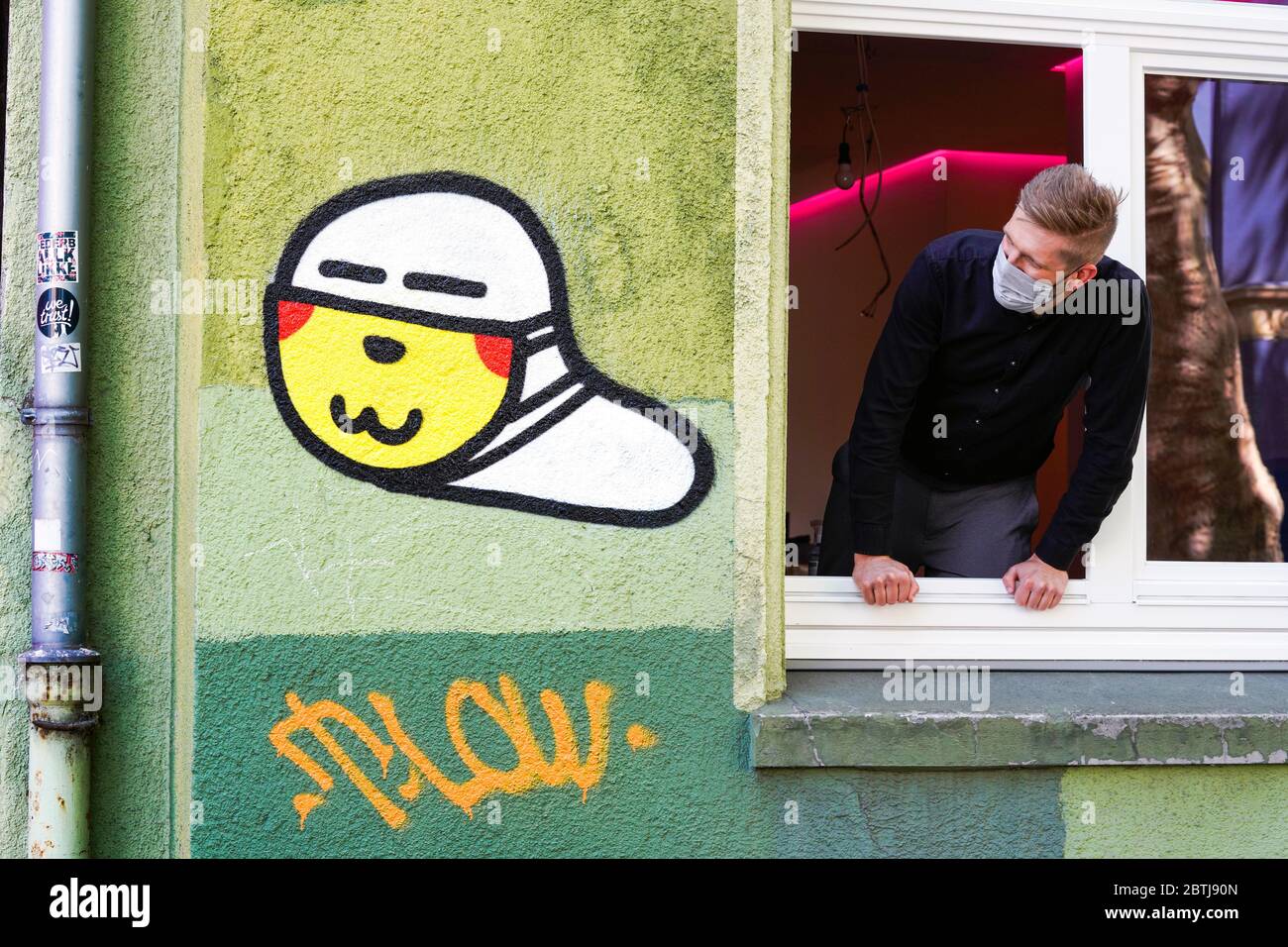 Dortmund, 26. Mai 2020: Maskenwürmer. Seit Ausbruch der Koronakrise im März 2020 sind kleine Corona-Virus-Graffiti mit Mundmaske eines unbekannten Sprayers an vielen Hauswänden in Dortmund zu sehen. --- Dortmund, 26.05.2020: Maskenwürmchen. Seit Ausbruch der Corona-Rise im März 2020 sind kleine Coronaviren-Graffitis mit Mundschutz eines unbekannten Sprayers an vielen Hauswänden in Dortmund zu sehen. Stockfoto