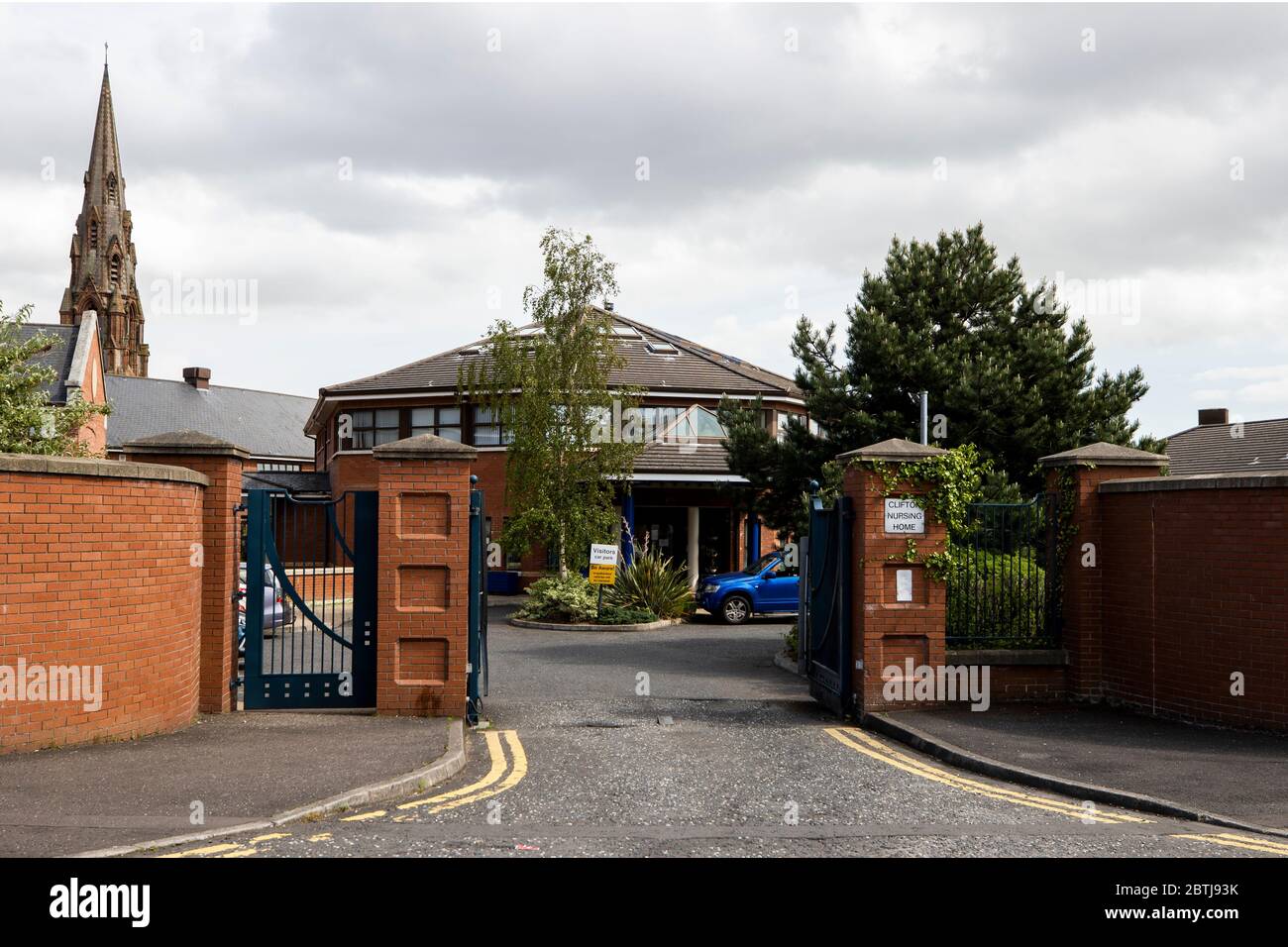 Clifton Nursing Home im Norden von Belfast, das von Runwood Homes betrieben wird. Die Gespräche mit einem potenziellen neuen Pflegeanbieter bei der von der Krise heimgetrauten Belfaster Wohnung laufen weiter, sagte das Health Trust. Stockfoto