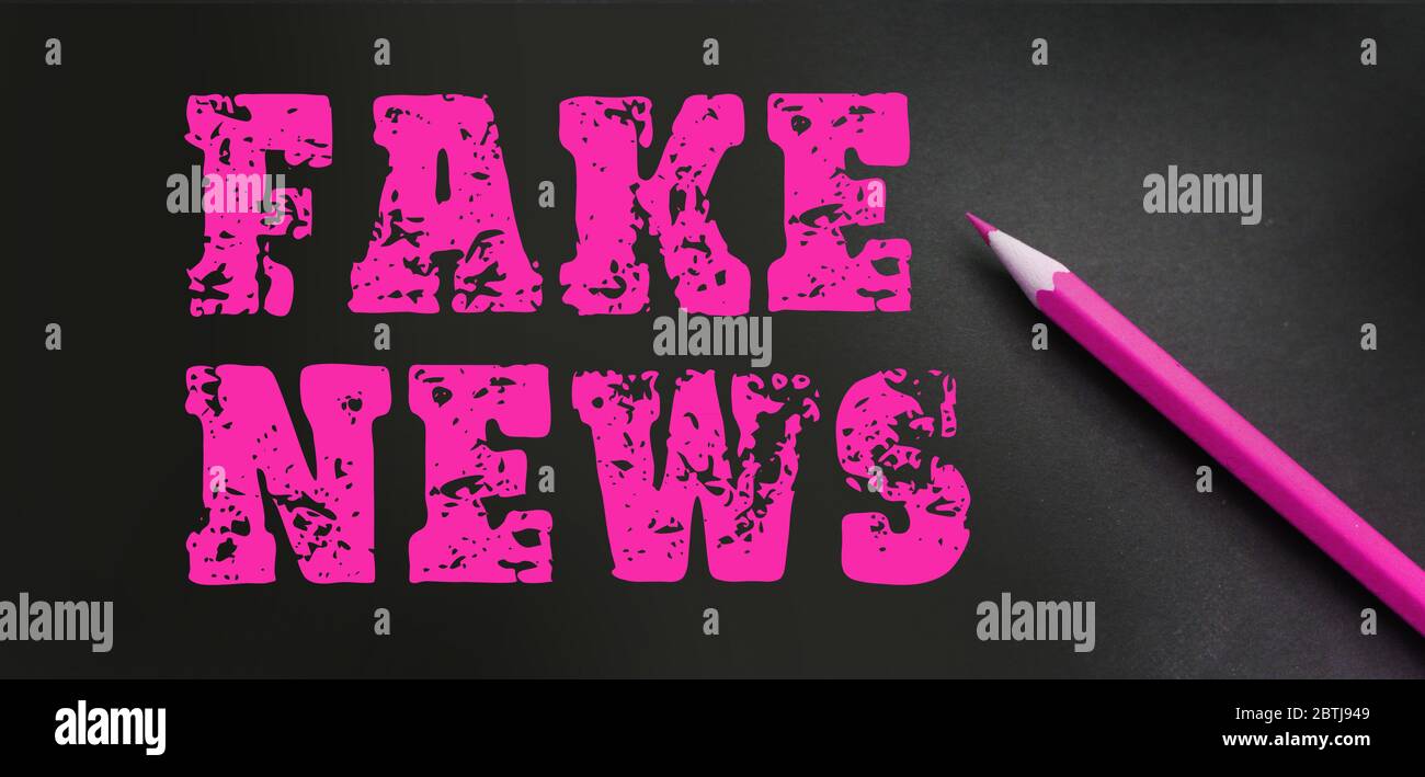Pinker Bleistift mit Fake News Worten auf schwarzem Papier. Wahre und falsche Konzept Stockfoto