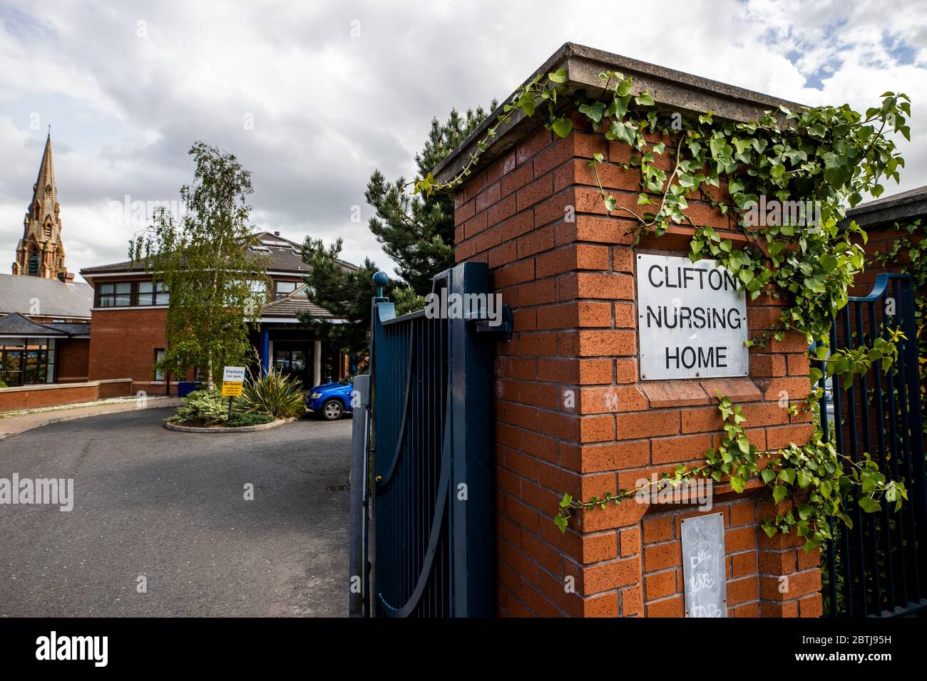 Clifton Nursing Home im Norden von Belfast, das von Runwood Homes betrieben wird. Die Gespräche mit einem potenziellen neuen Pflegeanbieter bei der von der Krise heimgetrauten Belfaster Wohnung laufen weiter, sagte das Health Trust. Stockfoto