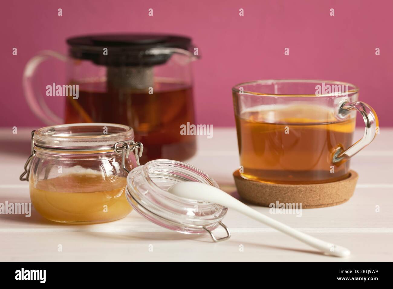 Honig in Glaskanne und Tasse schwarzen Tee mit Zitrone. Gesundes Essen Konzept. Stockfoto