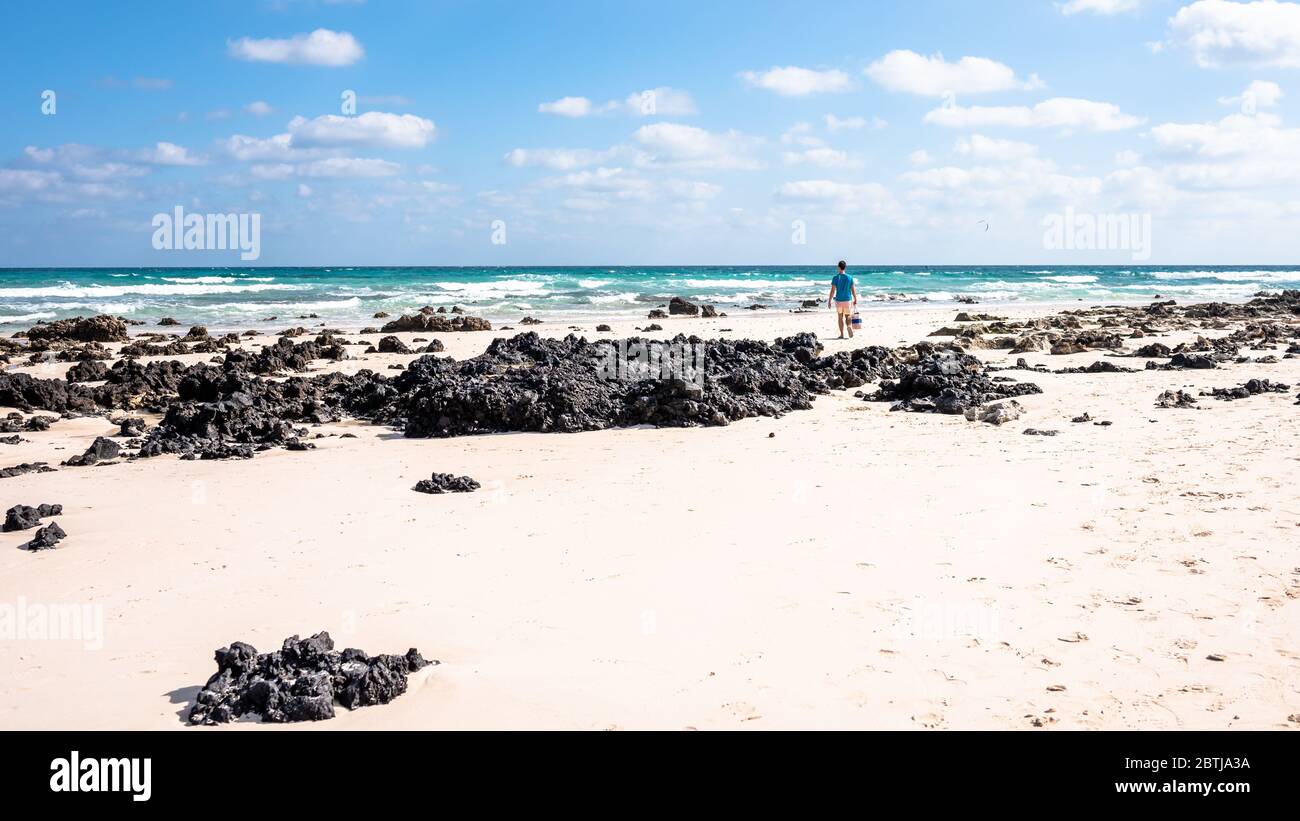 Freiheitskonzept, ein Mann geht am Strand auf der Insel Fuerteventura Spanien Stockfoto