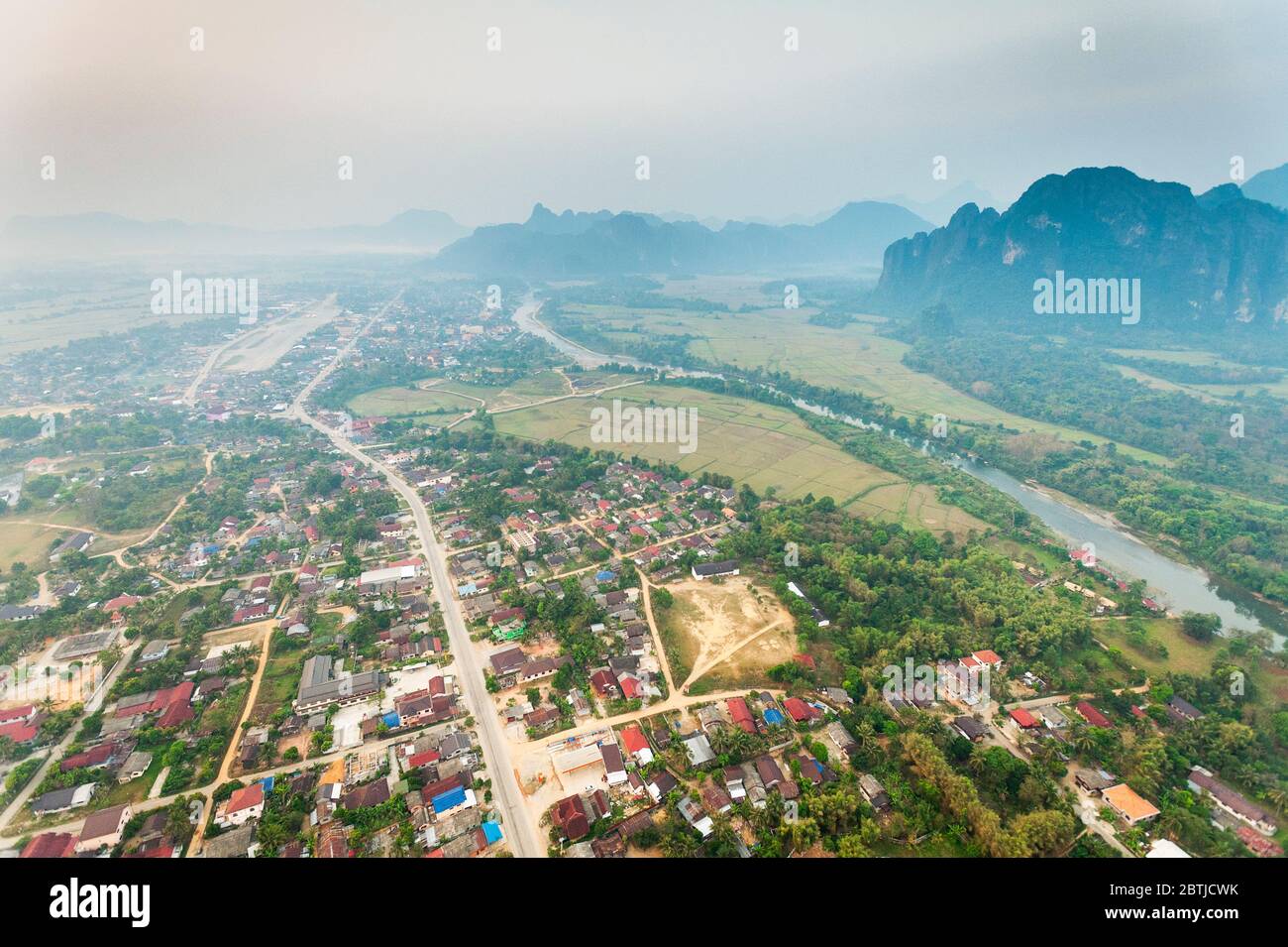 Luftaufnahme von einem Heißluftballon über die Stadt Vang Vieng, den Nam Song Fluss und die Kalksteinberge. Vang Vieng, Laos, Südostasien Stockfoto