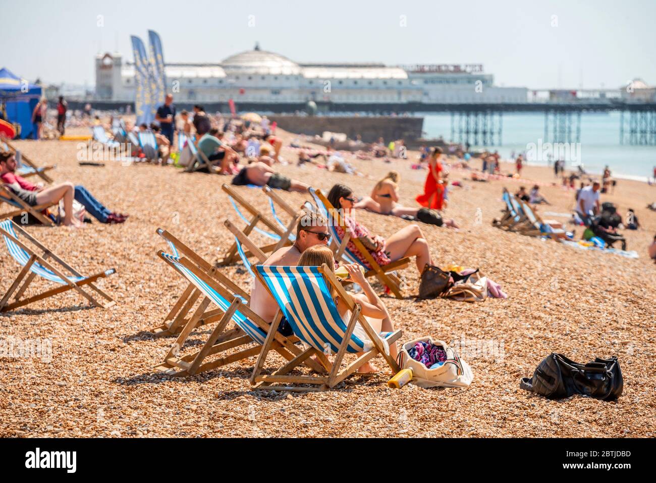 Brighton UK 25. Mai 2020: Brighton Beach an einem schönen Feiertag Montagmorgen Stockfoto