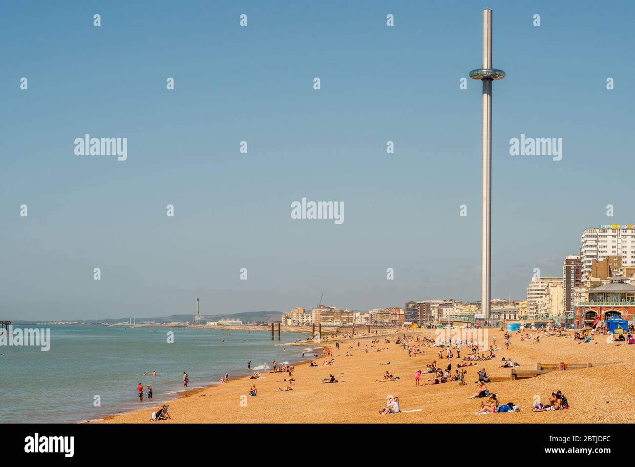 Brighton UK 25. Mai 2020: Brighton Beach an einem schönen Feiertag Montagmorgen Stockfoto