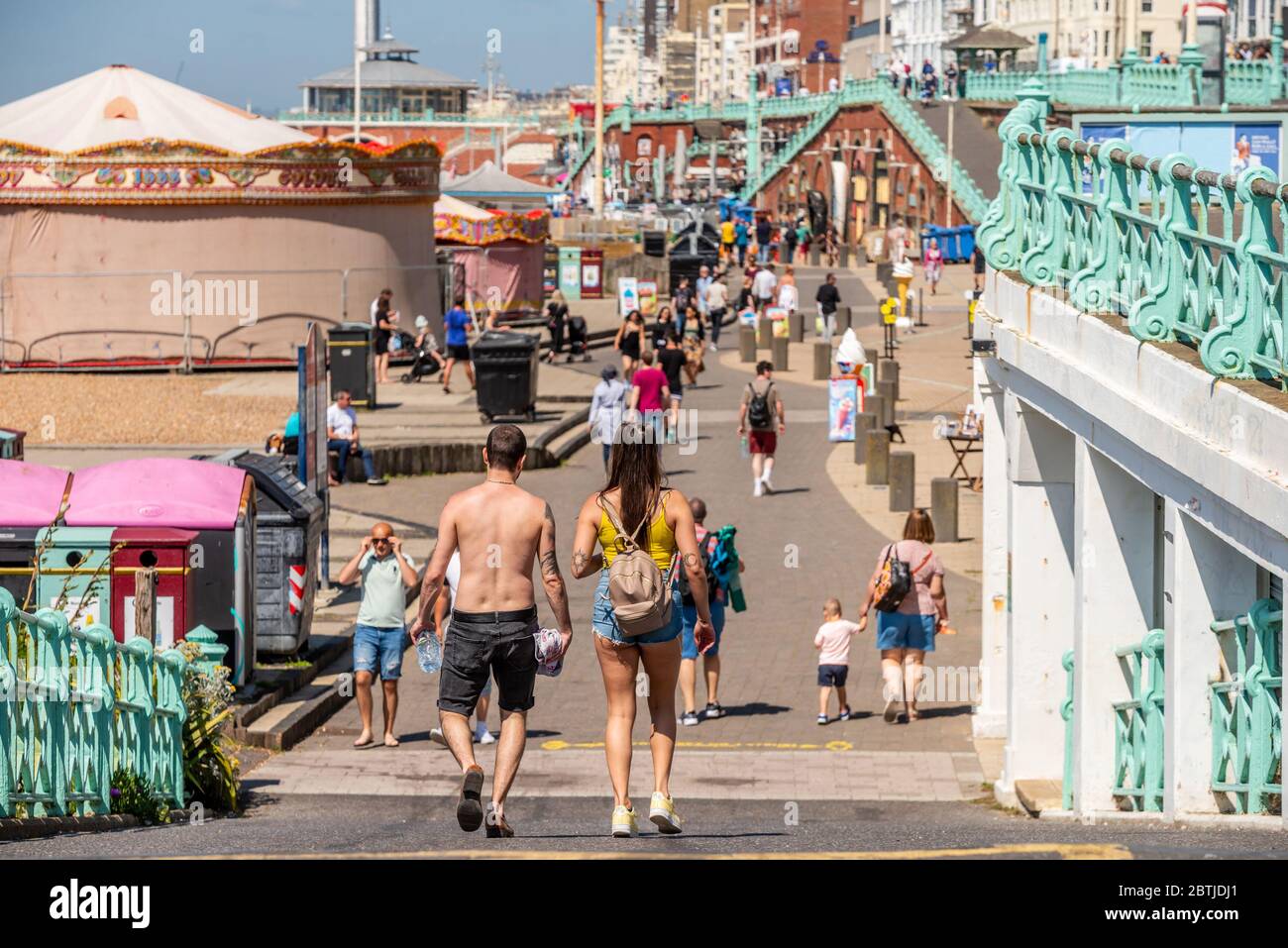 Brighton UK 25. Mai 2020: Brighton Beach an einem schönen Feiertag Montagmorgen Stockfoto