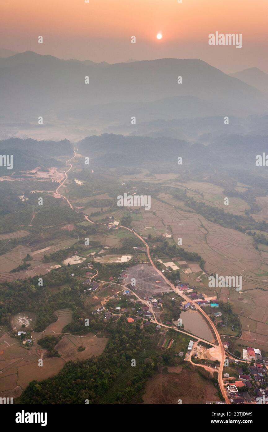 Luftaufnahme von einem Heißluftballon über die Stadt Vang Vieng und Kalksteinberge bei Sonnenaufgang. Vang Vieng, Laos, Südostasien Stockfoto