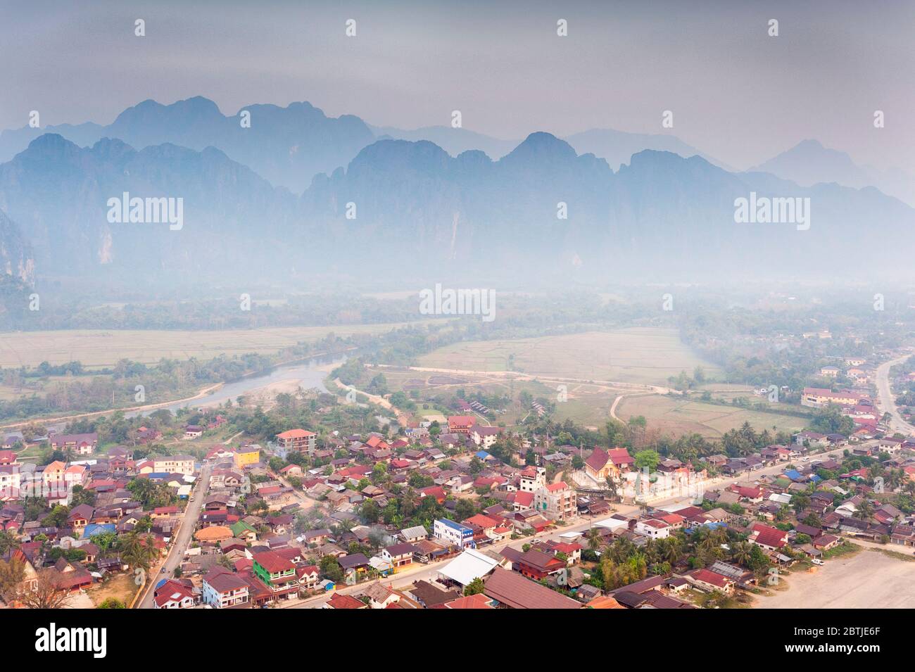 Luftaufnahme von einem Heißluftballon über die Stadt Vang Vieng, den Nam Song Fluss und die Kalksteinberge. Vang Vieng, Laos, Südostasien Stockfoto