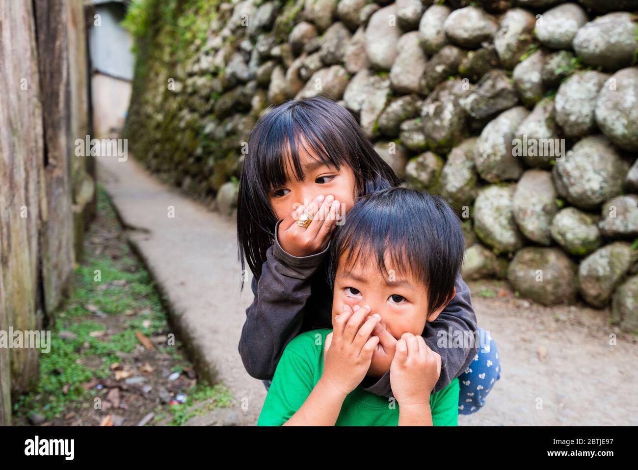 Kinder aus Asien, die sich vor einer Pandemie schützen, die den Mund auf einem bedeckt, ist allein, weil es keine Masken gibt Stockfoto