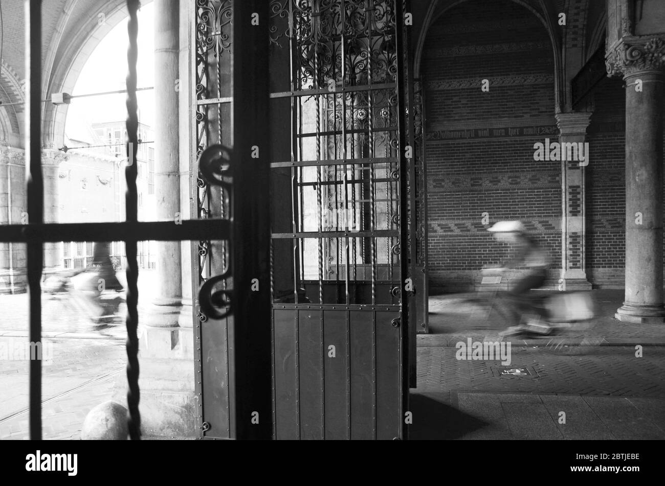 Ein Passant am Ausgang des Korridors vom Rijksmuseum. Stockfoto