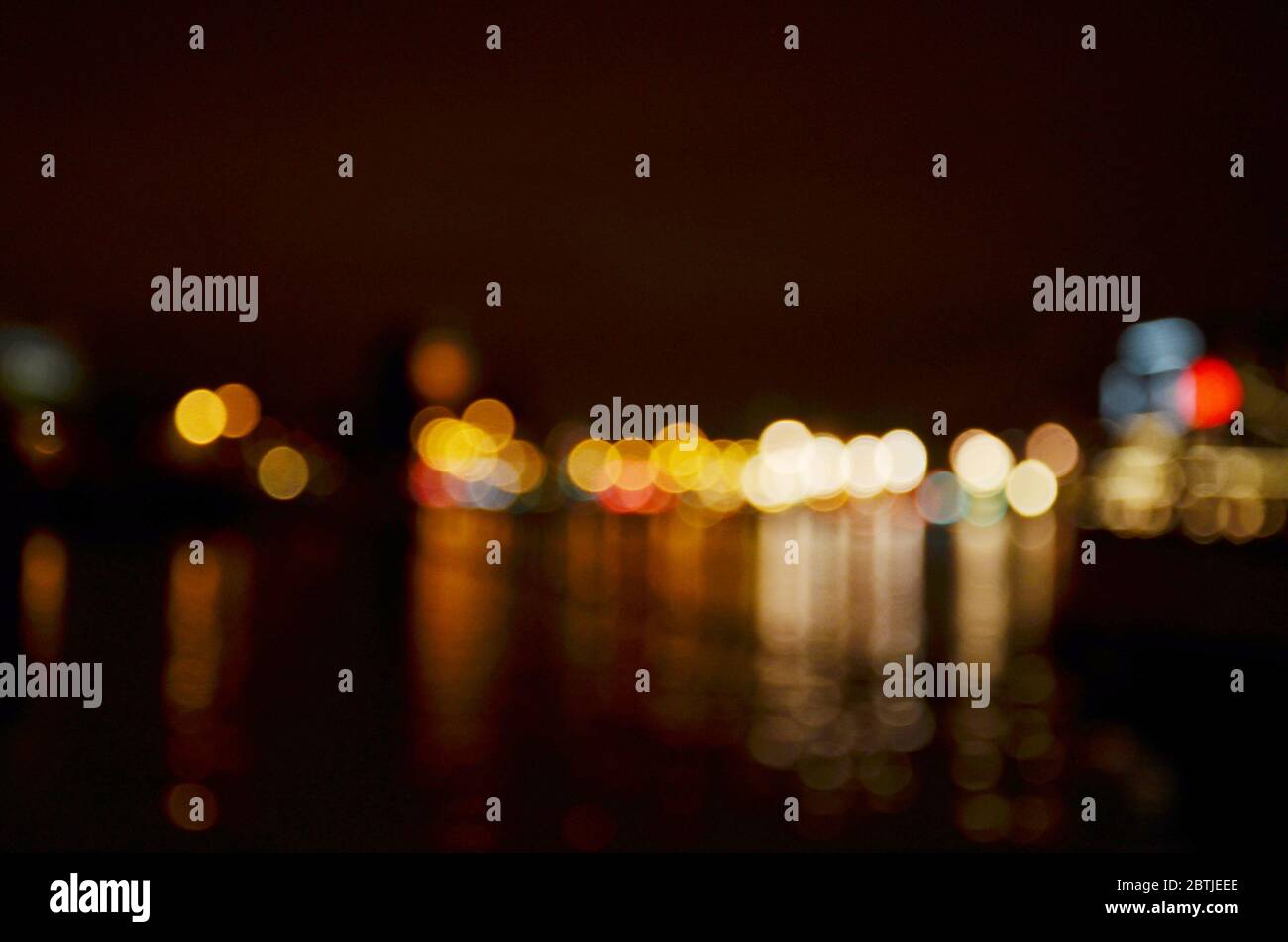 Eine lebendige leuchtende Punkte der Nacht Stadt in Amsterdam. Bokeh ist die ästhetische Qualität der Unschärfe, die durch ein Objektiv bei unscharfem Fokus entsteht. Stockfoto