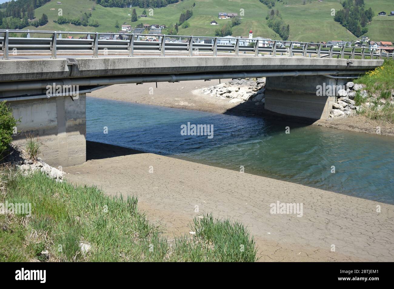 Brücke über einen kleinen Fluss in der Schweiz Stockfoto