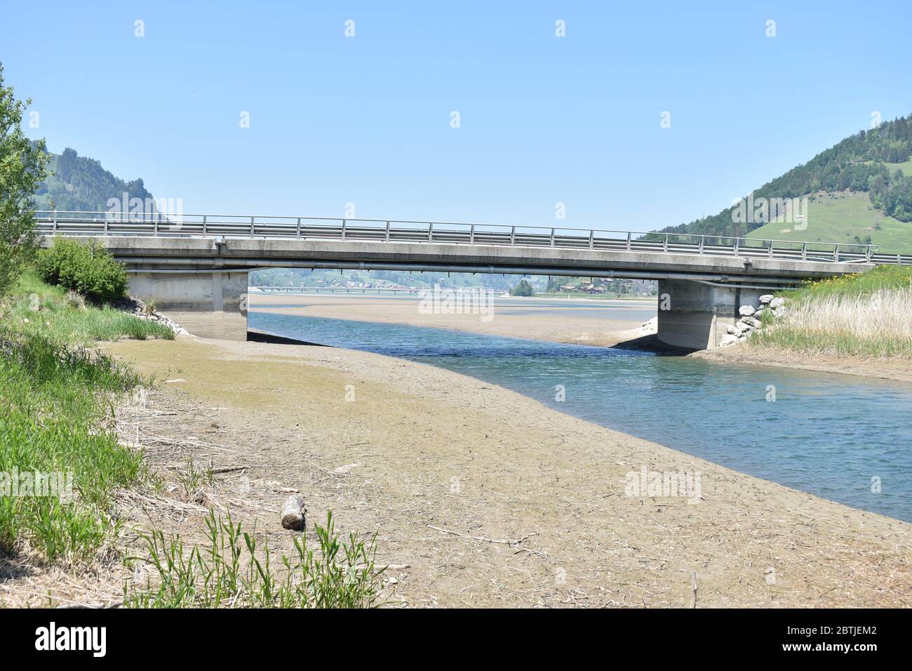 Brücke über einen kleinen Fluss in der Schweiz Stockfoto