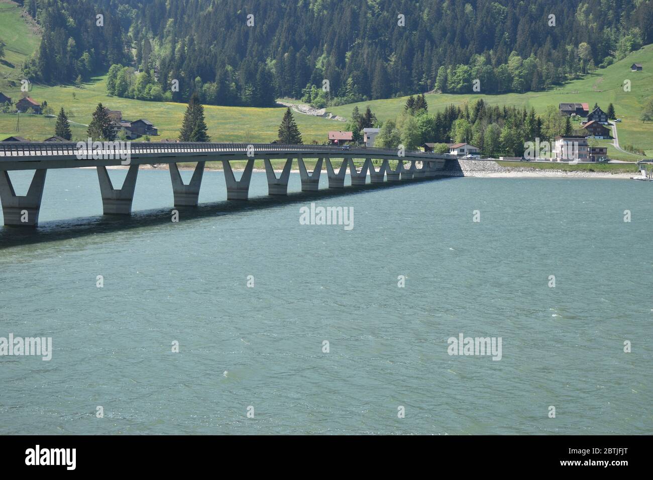 Lange Brücke über den Sihlsee in der Schweiz Stockfoto