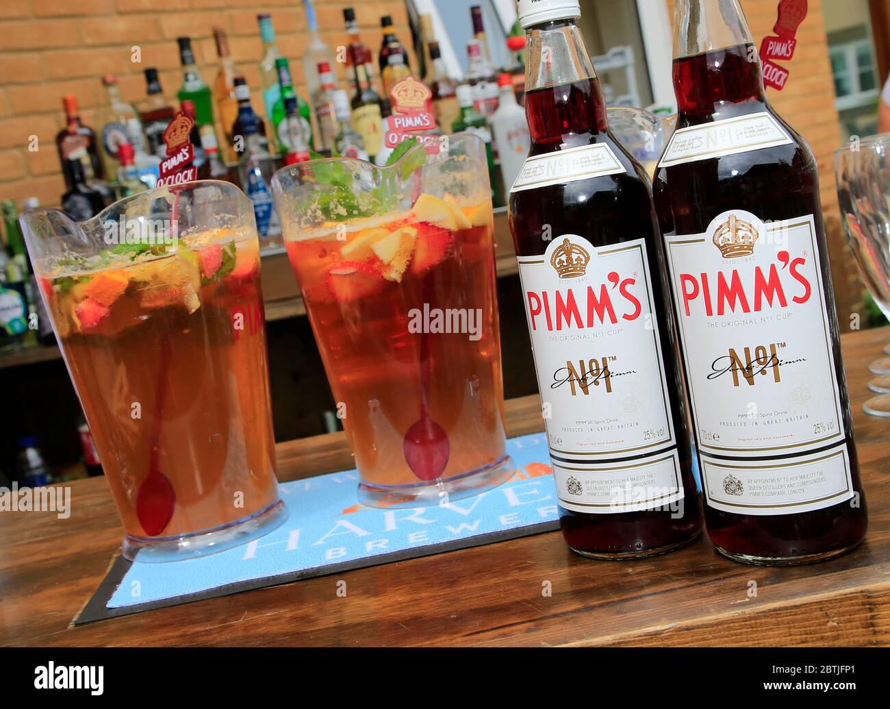 Flaschen Pimms auf einer Bar. Stockfoto