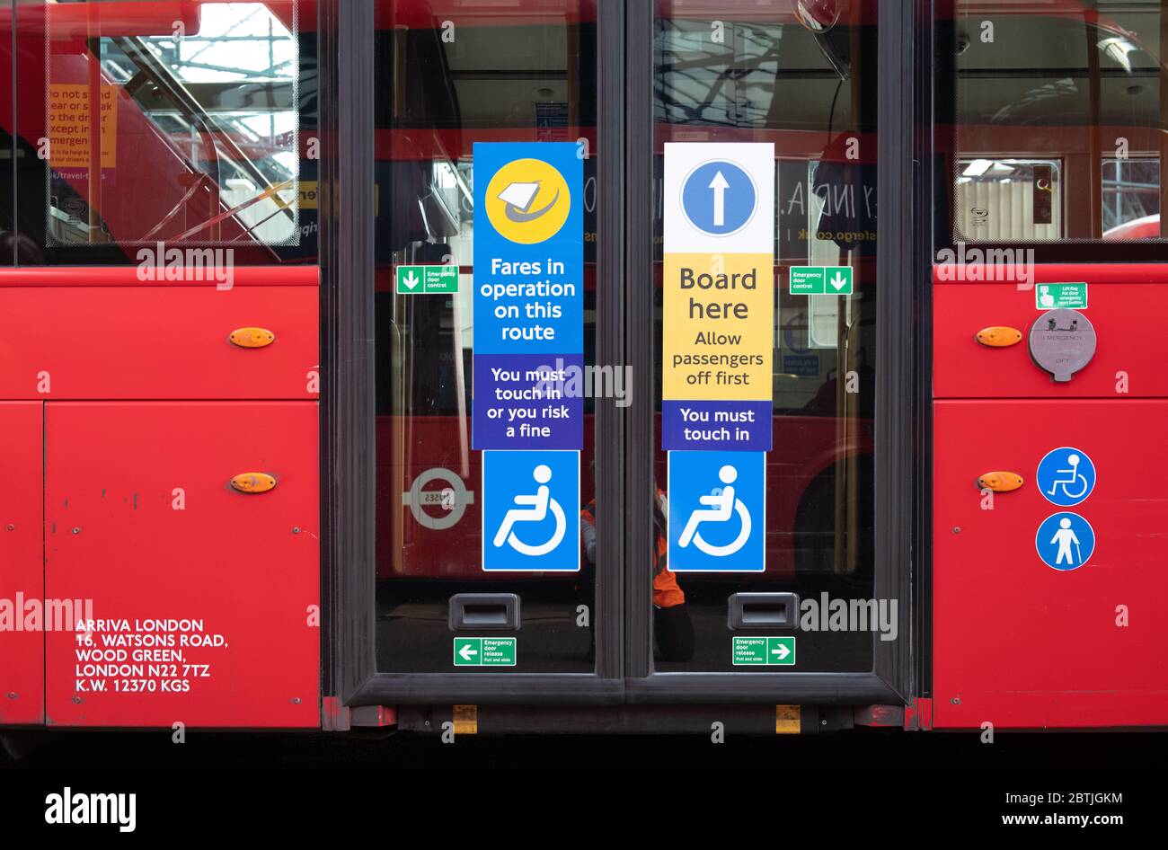 Aufkleber auf Londoner Bussen erinnern Passagiere an die Bezahlung ihrer Reise, indem sie während der COVID-19-Pandemie an Bord gehen. Arriva Bus Garage, St Stockfoto