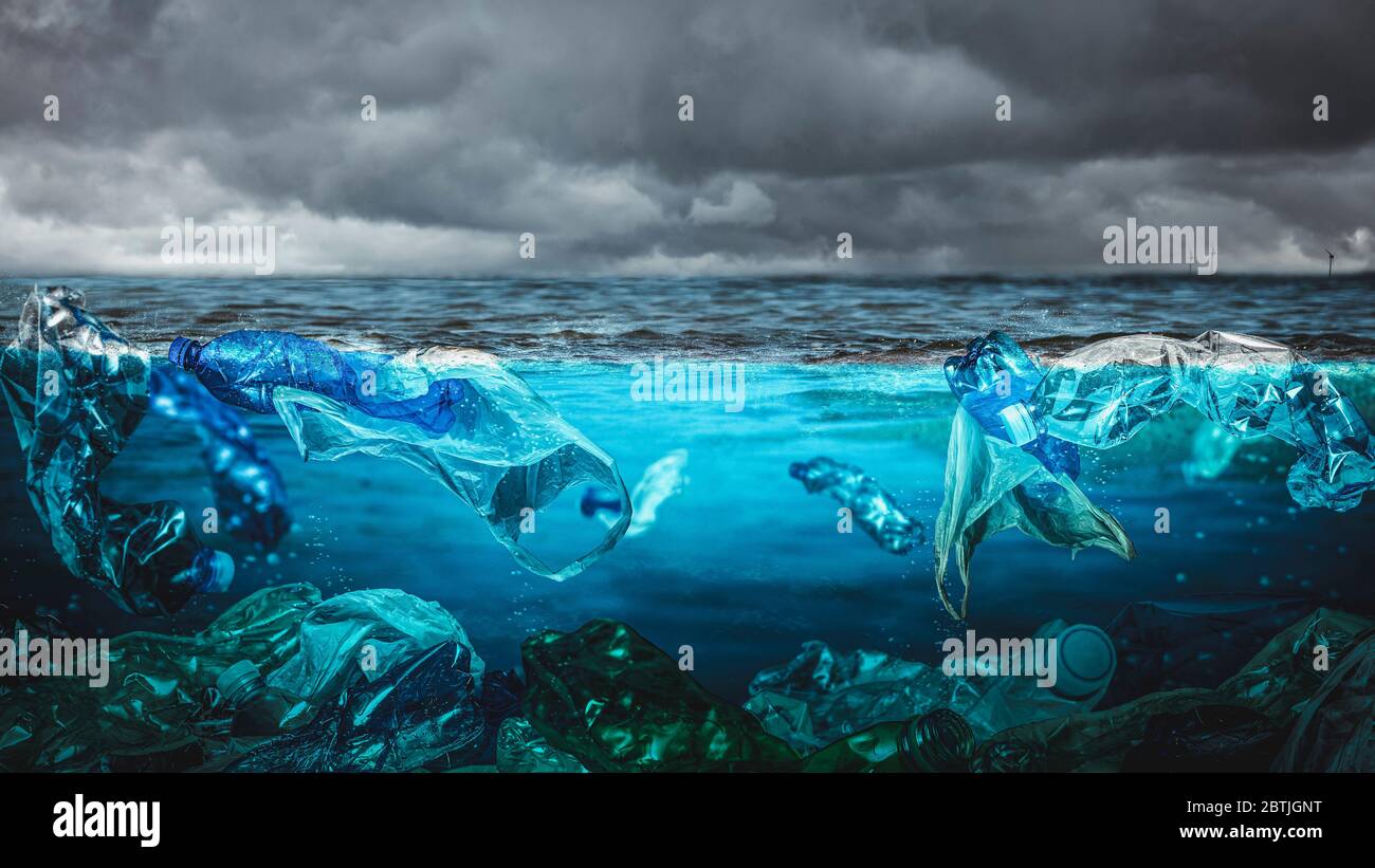Plastikflaschen und Abfälle verschiedener Art unter Wasser im Meer. wolkiger Himmel. Ökologie und Umweltkatastrophe Konzept. Problem mit festem Abfall. Stockfoto