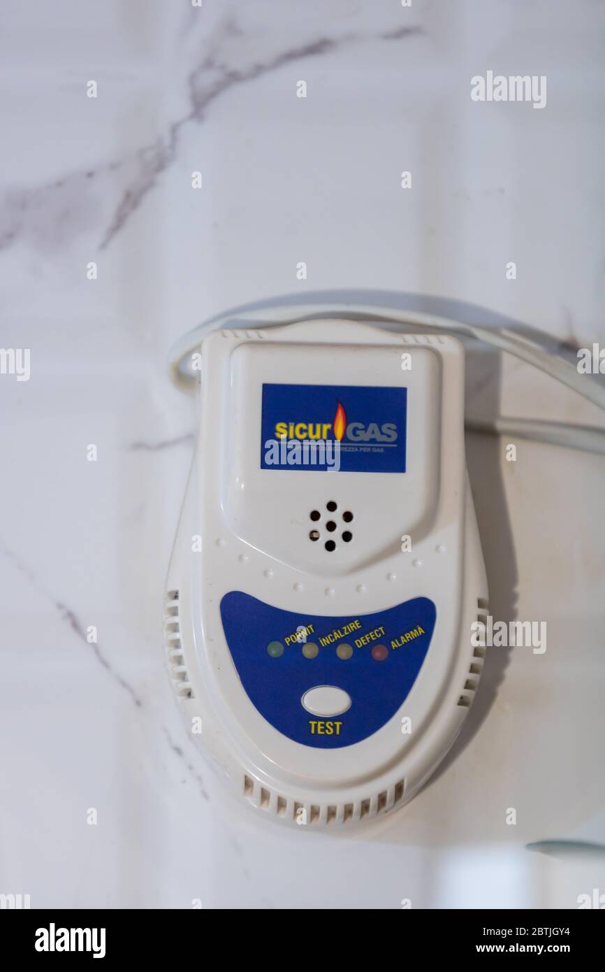 Typische Gasgeber auf weißer Kachel. Weiße Gasdetektoreinheit zur Vermeidung von Gaslecks und für Sicherheit zu Hause. Bukarest, Rumänien, 2020 Stockfoto