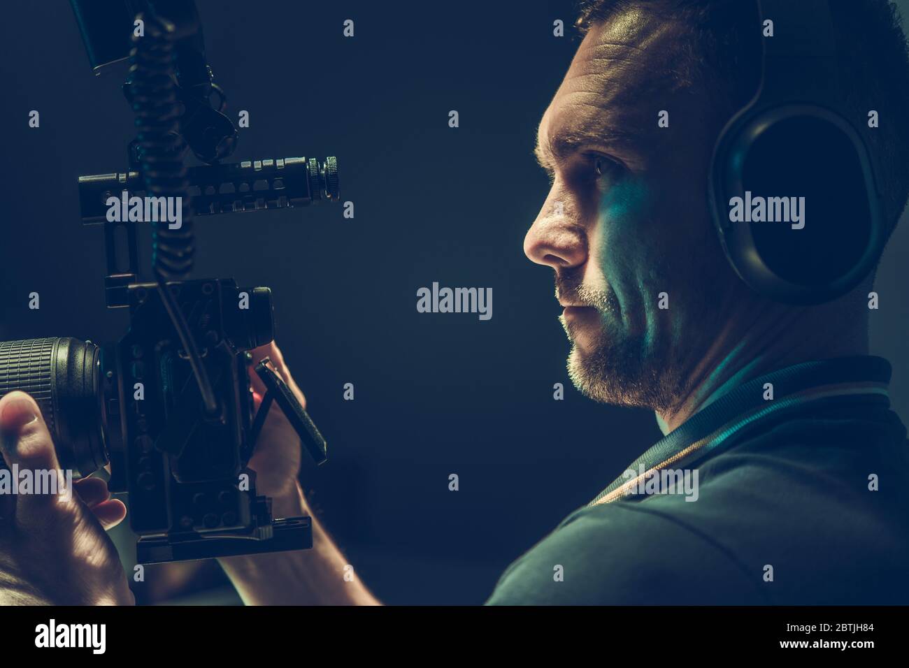 Thema „Bewegungsbilder“. Kameramann mit professionellem digitalen Aufnahmegerät in den Händen. Stockfoto