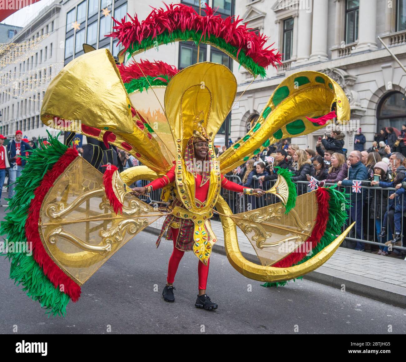 London Neujahrsparade 2020, Mann in großen roten, grünen und gelben Karnevalskostümen. Stockfoto