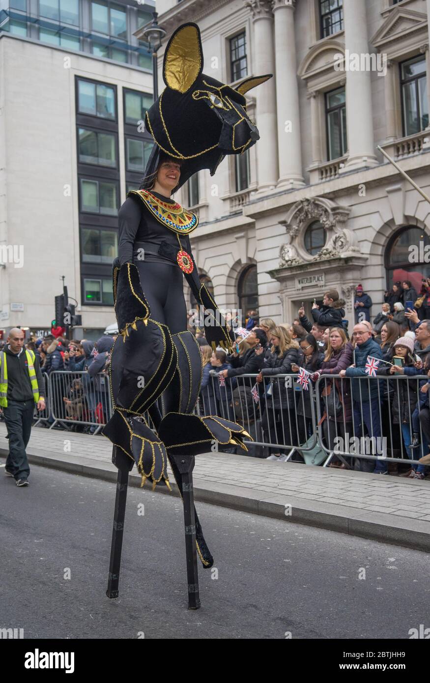 London Neujahrsparade 2020, Dame in Stelzen und in einem schwarzen Katzenkostüm gekleidet. Stockfoto