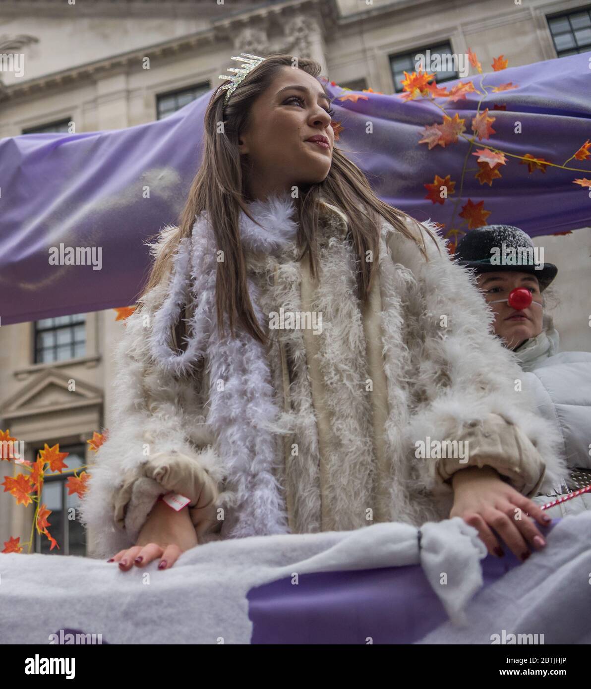 London Neujahrsparade 2020, Dame in einem Pelzmantel, trägt eine Krone und schaut in die Ferne. Stockfoto
