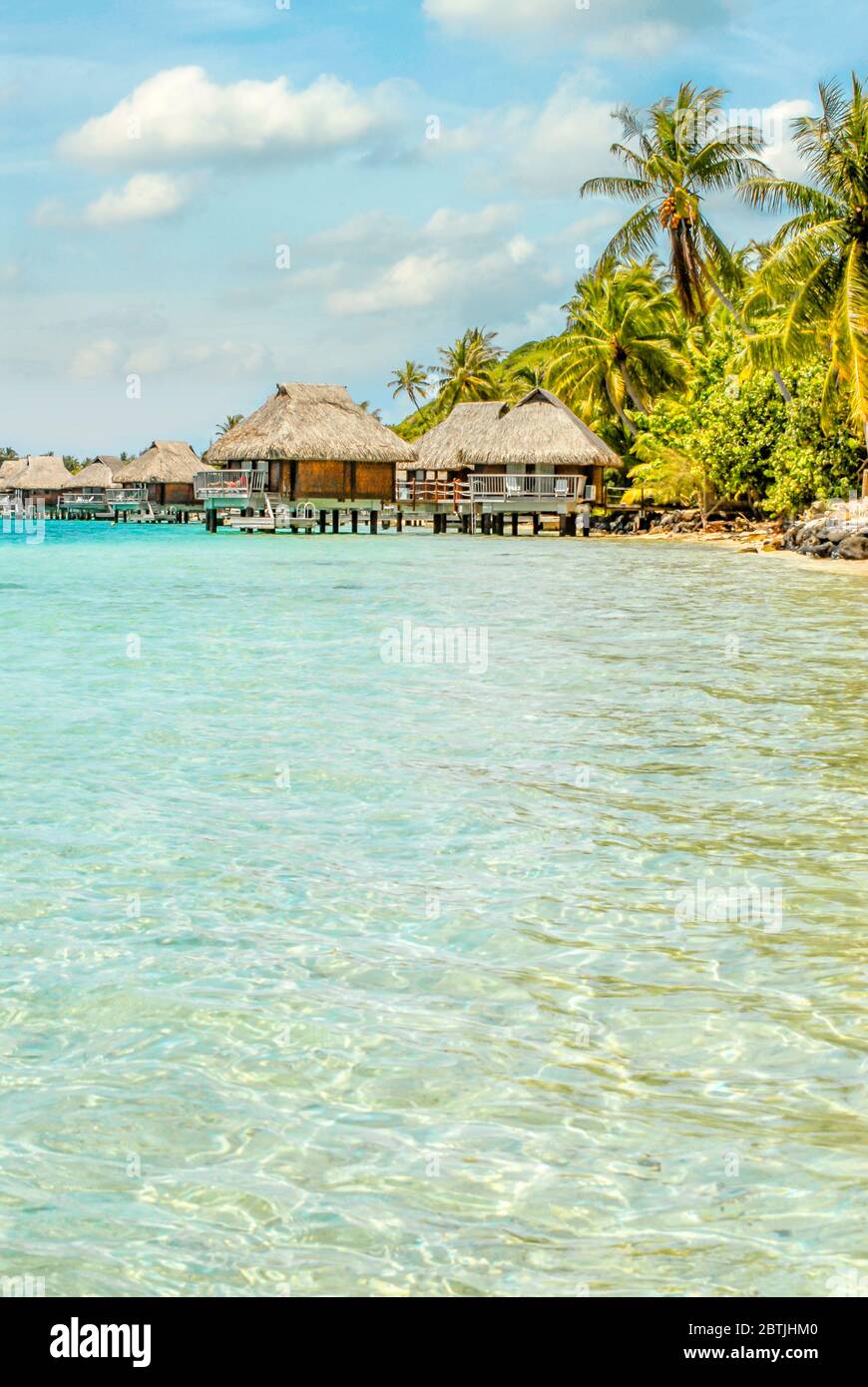 Luxus-Inselresort in einer Lagune auf Bora Bora Island, Französisch-Polynesien Stockfoto