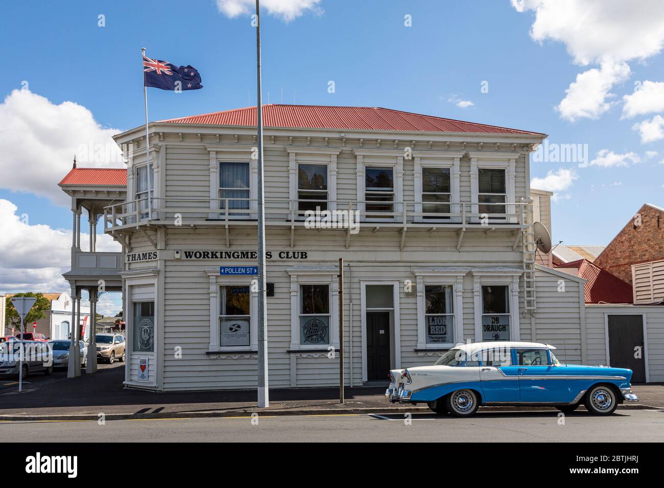 Ein Chevrolet Bel Air aus den 1950er Jahren parkte vor dem Thames Workingmens Club, Pollen Street, Thames, Waikato, North Island, Neuseeland Stockfoto