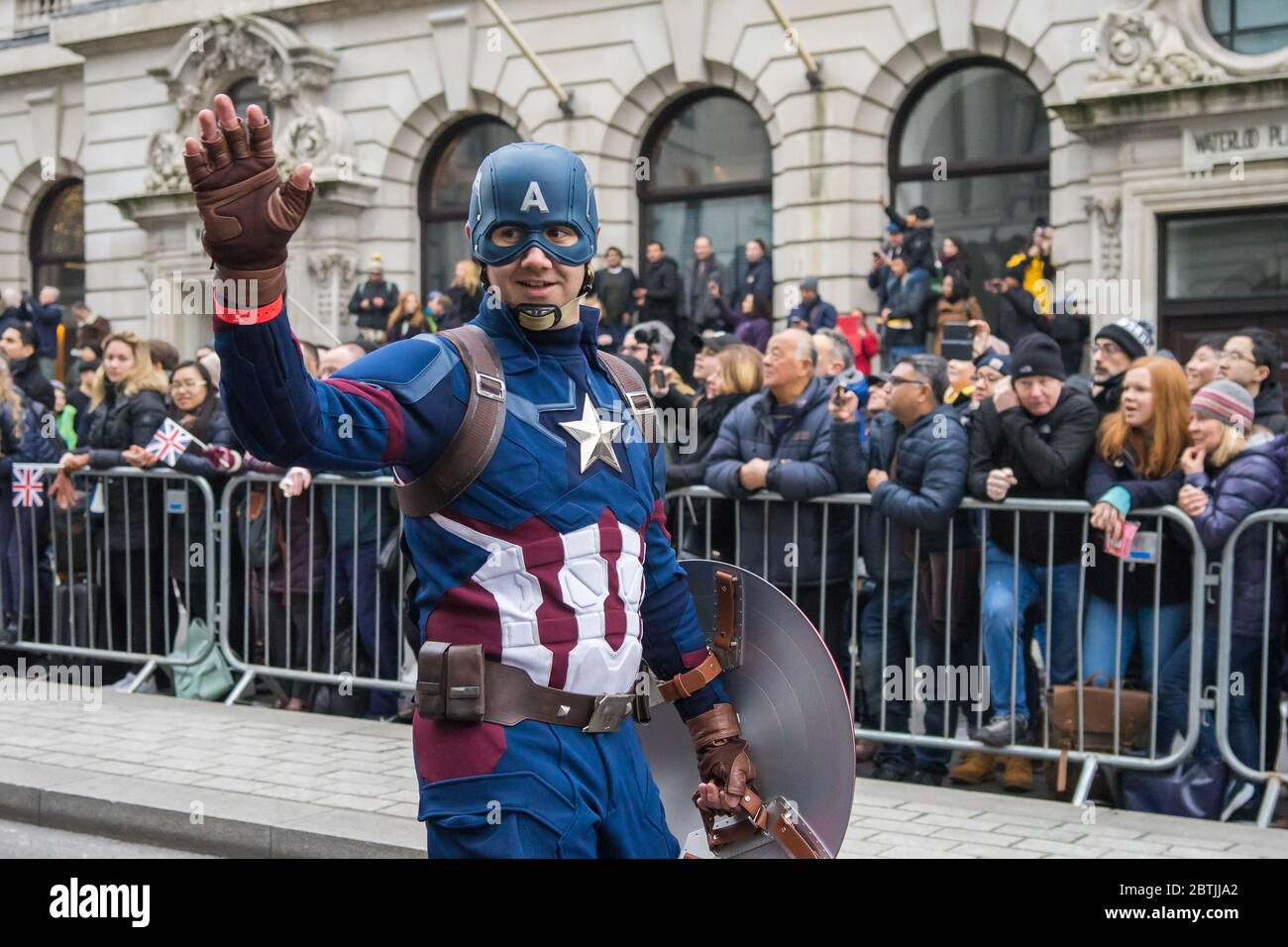 London Neujahrsparade 2020, Mann in einem Captain America Kostüm verkleidet. Stockfoto