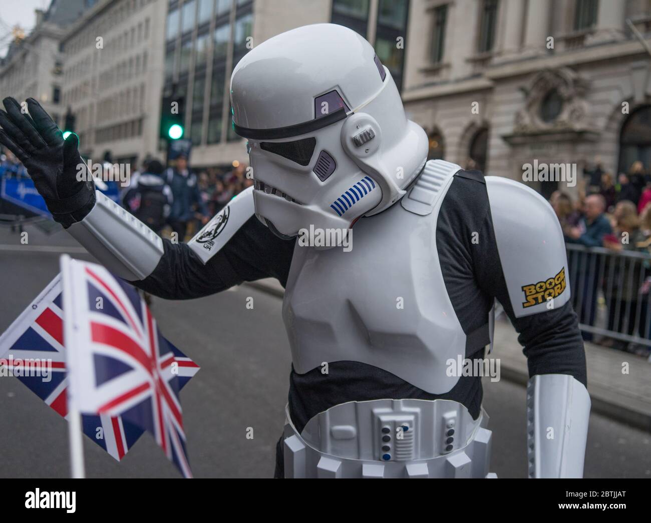 London Neujahrsparade 2020, jemand gekleidet wie ein Star Trooper winken Stockfoto