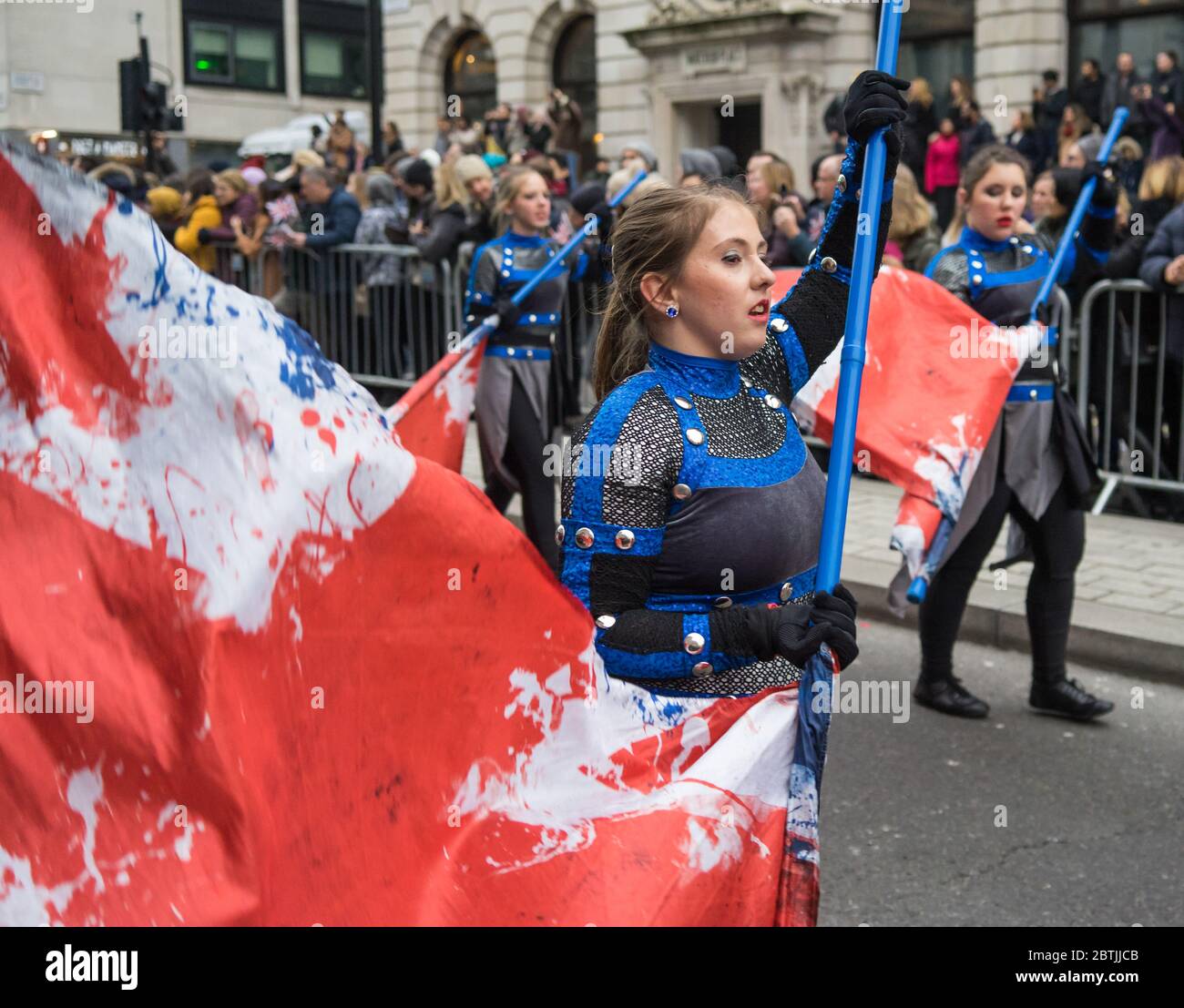 London Neujahrsparade 2020, Mädchen mit roter und weißer Flagge. Stockfoto