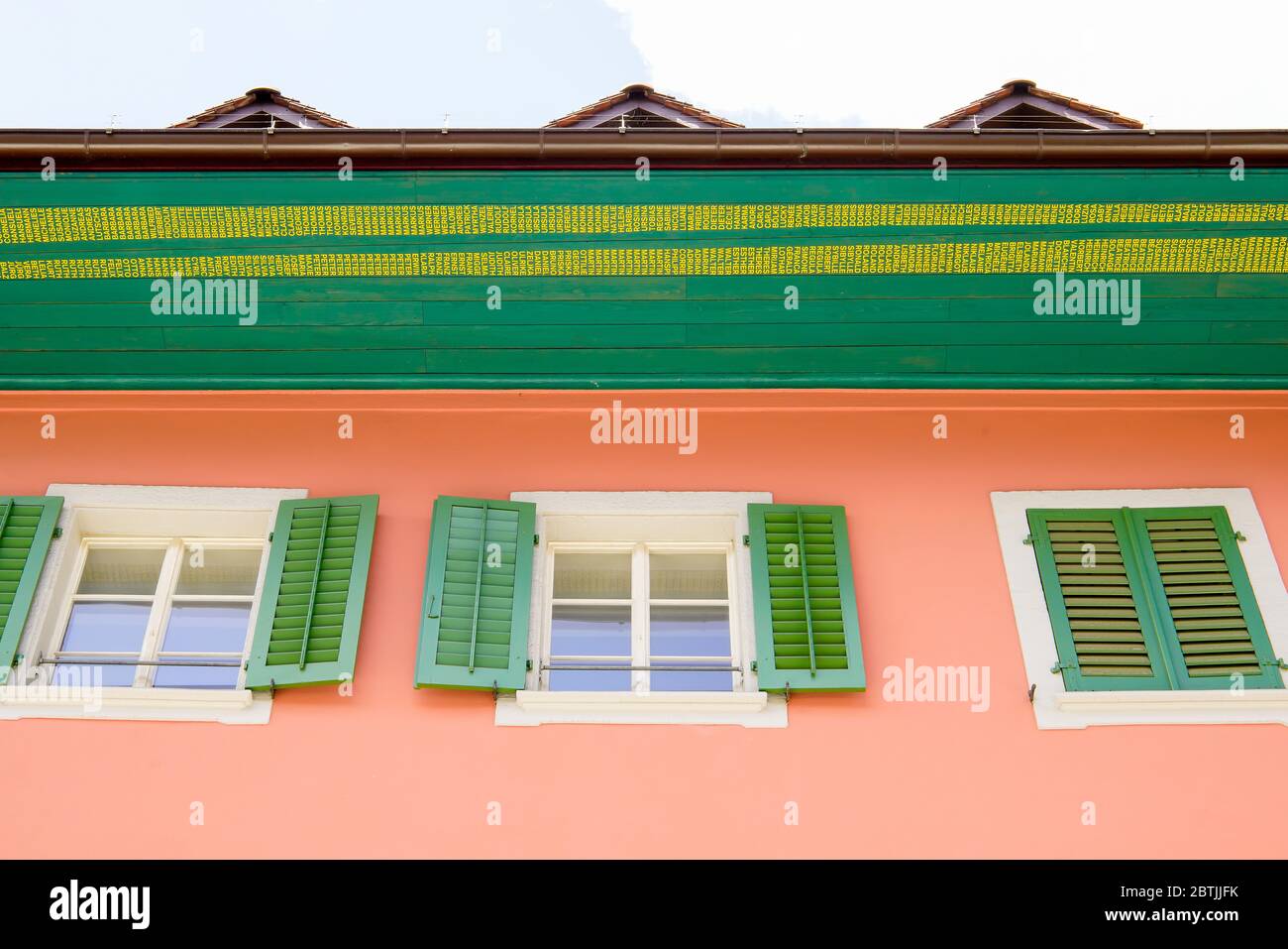 Buntes Gebäude bei Kronengasse 5. Altstadt Aarau ist die Stadt der schön dekorierten Dachdecken, Kanton Aargau, Schweiz. Stockfoto