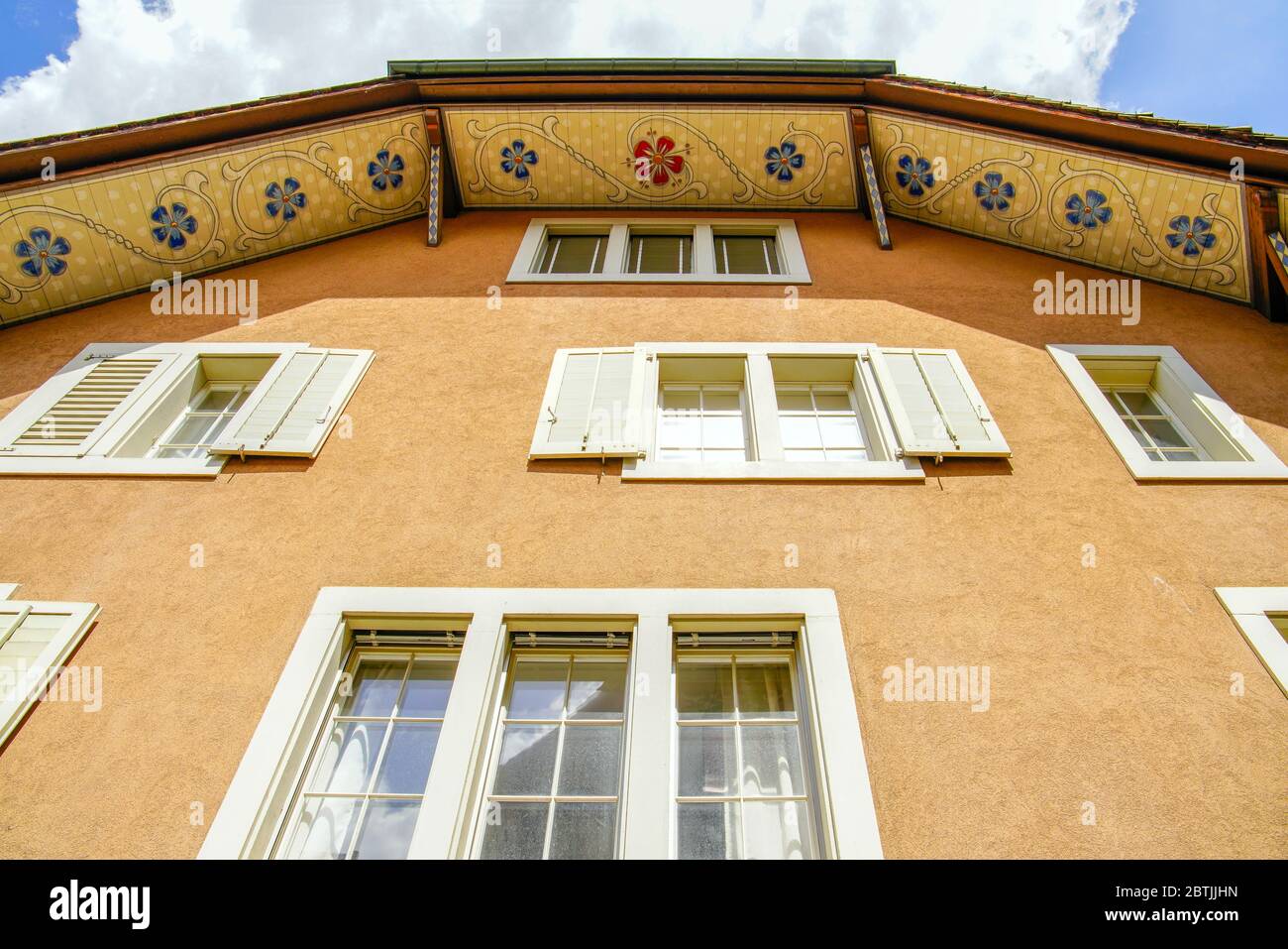 Buntes Gebäude an der Kirchgasse. Altstadt Aarau ist die Stadt der schön dekorierten Dachdecken, Kanton Aargau, Schweiz. Stockfoto