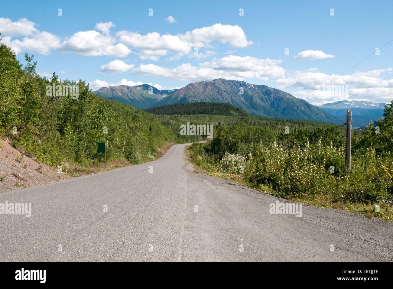 Der malerische Stewart-Cassiar Highway #37, die nördlichste Straße, die durch den borealen Wald führt, im Norden von British Columbia, Kanada Stockfoto