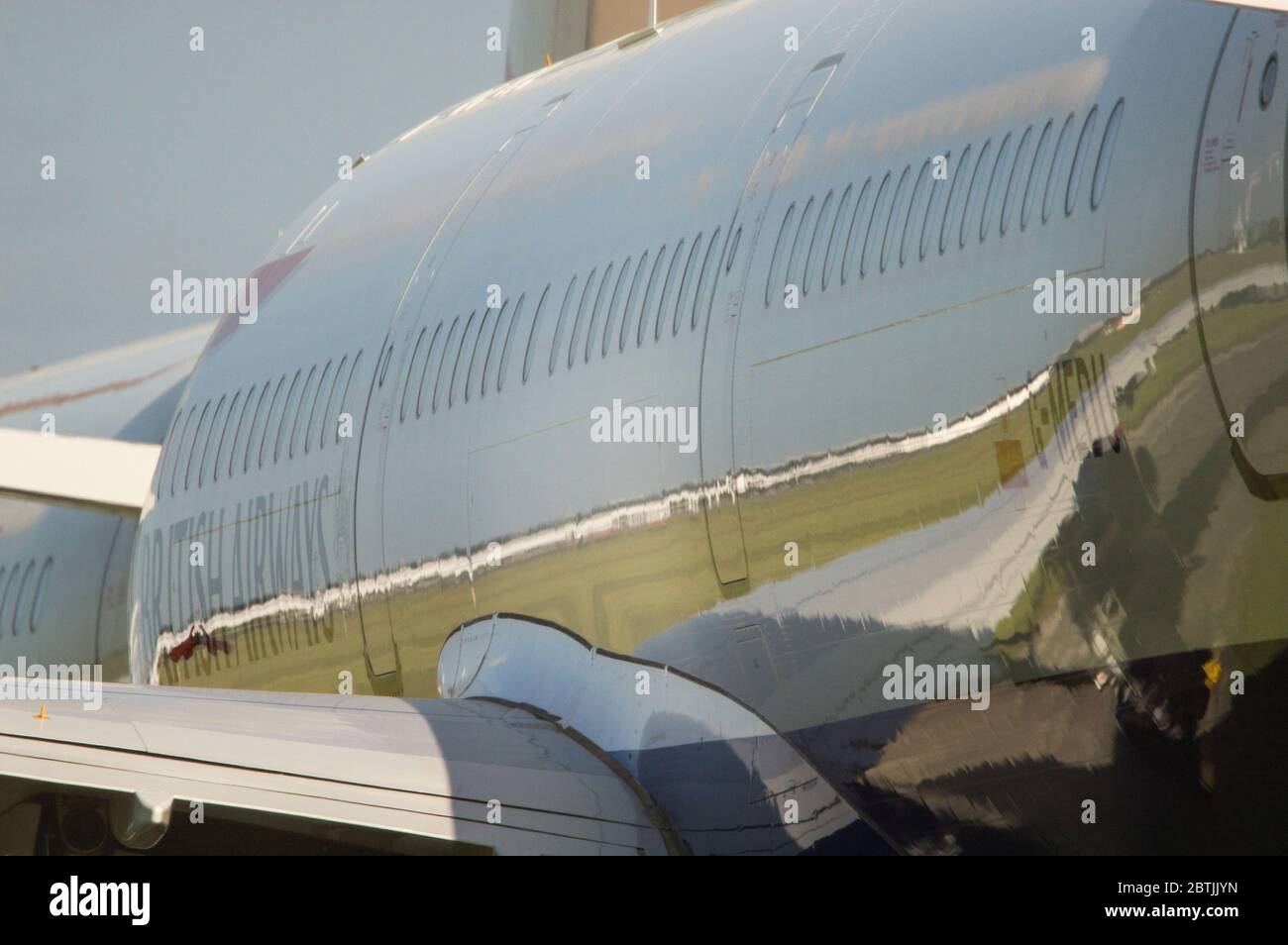 Glasgow, Schottland, Großbritannien. Mai 2020. Im Bild: Auf unbestimmte Zeit durch die Sperrung des Coronavirus (COVID19) begründet, die verheerende Auswirkungen auf die Fluggesellschaft und die globale Luftfahrtindustrie hatte. Gesehen am Flughafen Glasgow eine Sammlung 14 Airbus A319/A320/A321 Flugzeuge auf dem Asphalt versiegelt gesehen. British Airways hat fast ein Viertel ihrer Mitarbeiter entlassen, um ihre rasend steigenden Kosten zu senken, während ein Bruchteil ihrer Flotte in Betrieb ist. Quelle: Colin Fisher/Alamy Live News Stockfoto