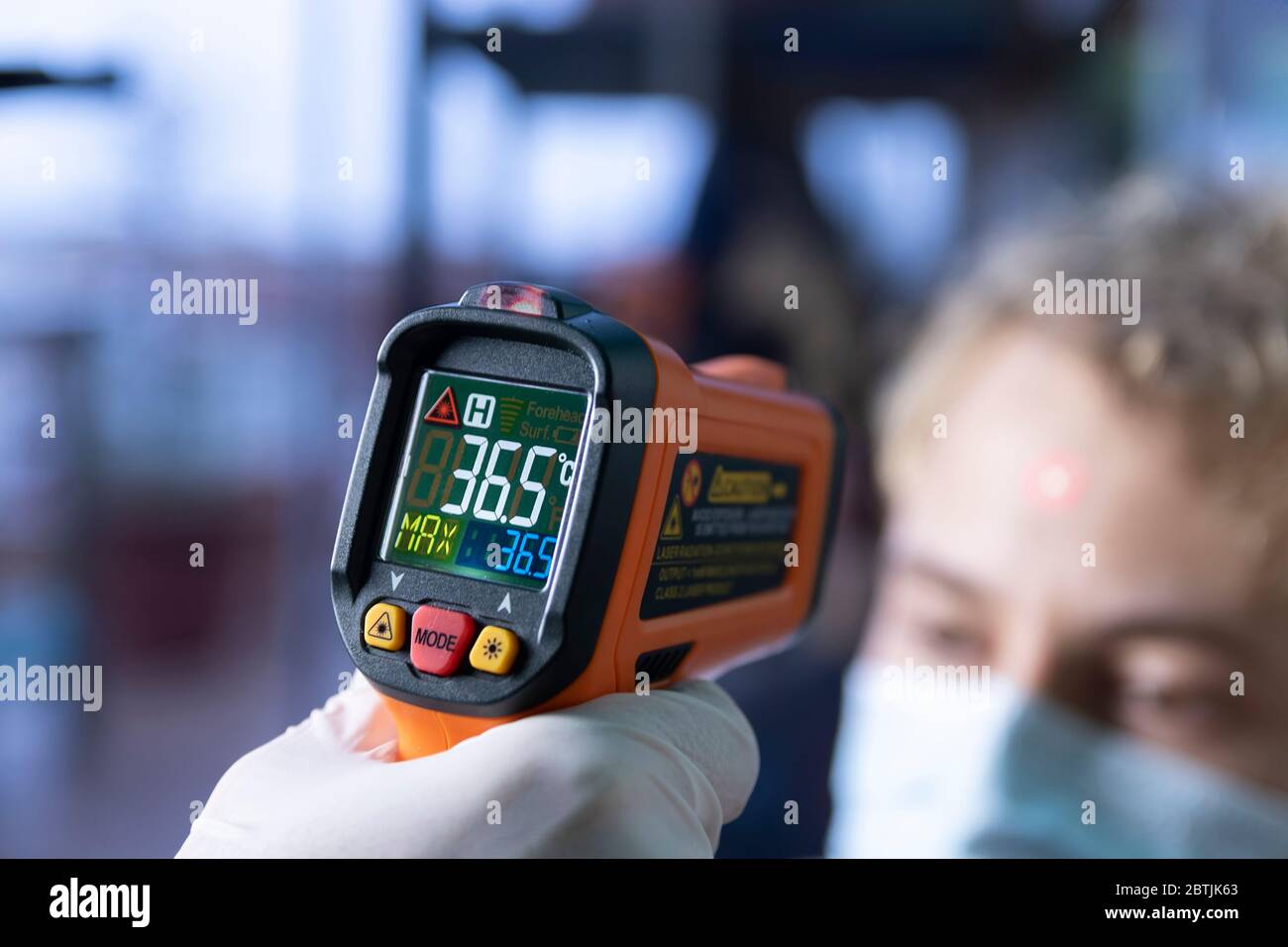 Temperaturregelung für Laser-Infrarot-Thermometer für eine nicht identifizierbare Person Stockfoto